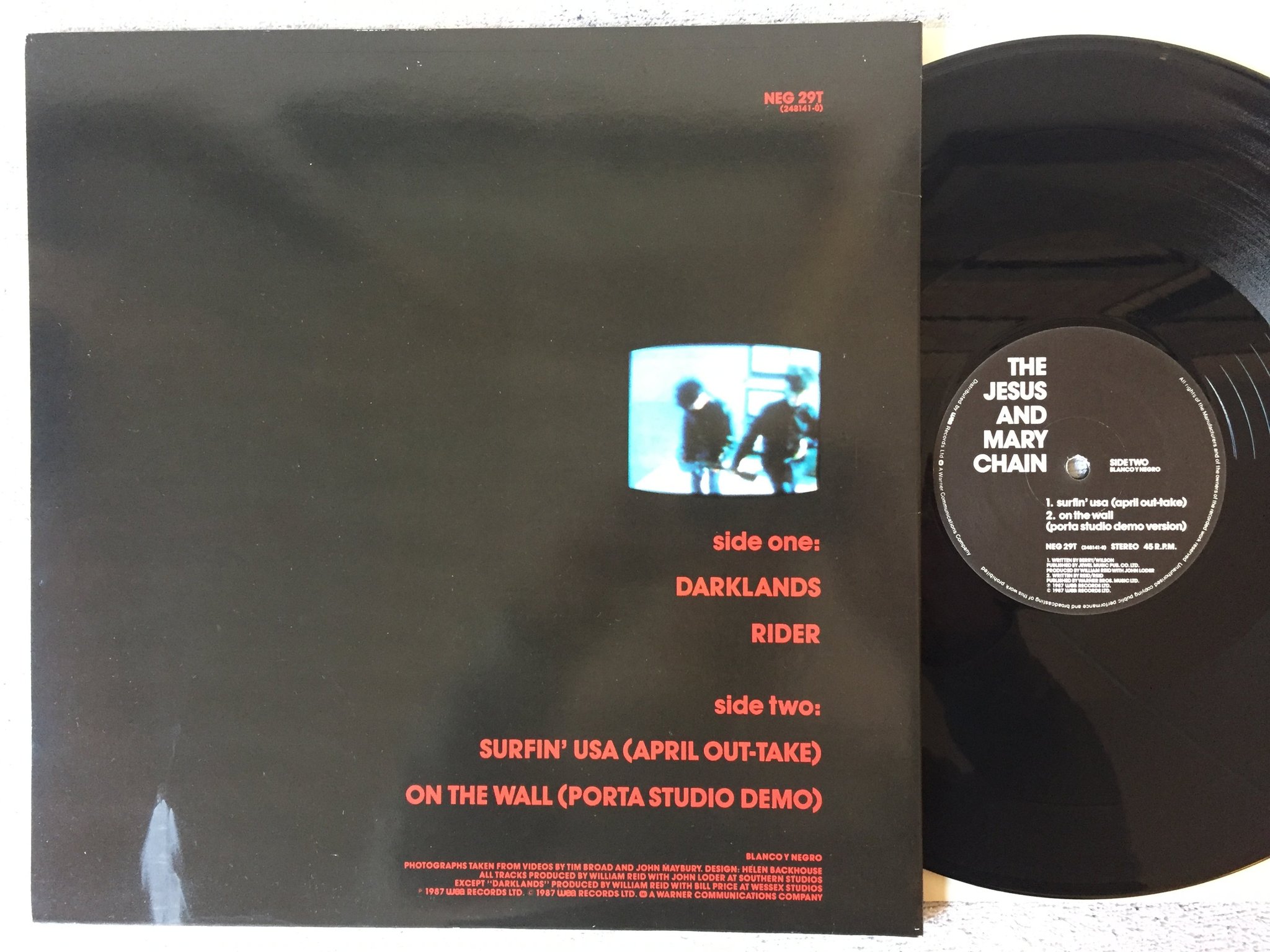 Omslagsbild för skivan THE JESUS AND MARY CHAIN Darklands 12"EP -87 UK blanco y negro NEG 29T