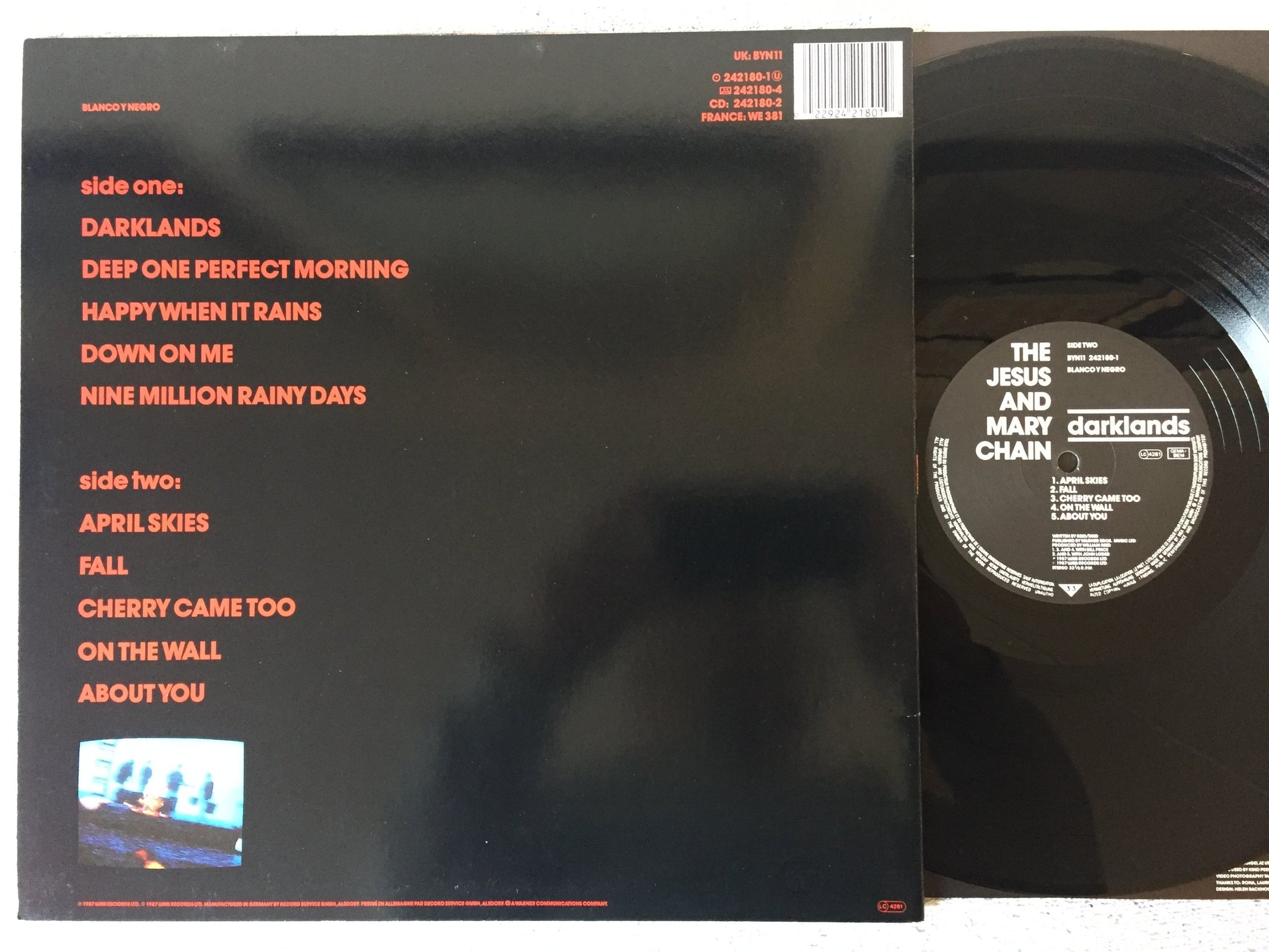 Omslagsbild för skivan THE JESUS AND MARY CHAIN Darklands LP -87  blanco y negro BYN11 rare!!!?