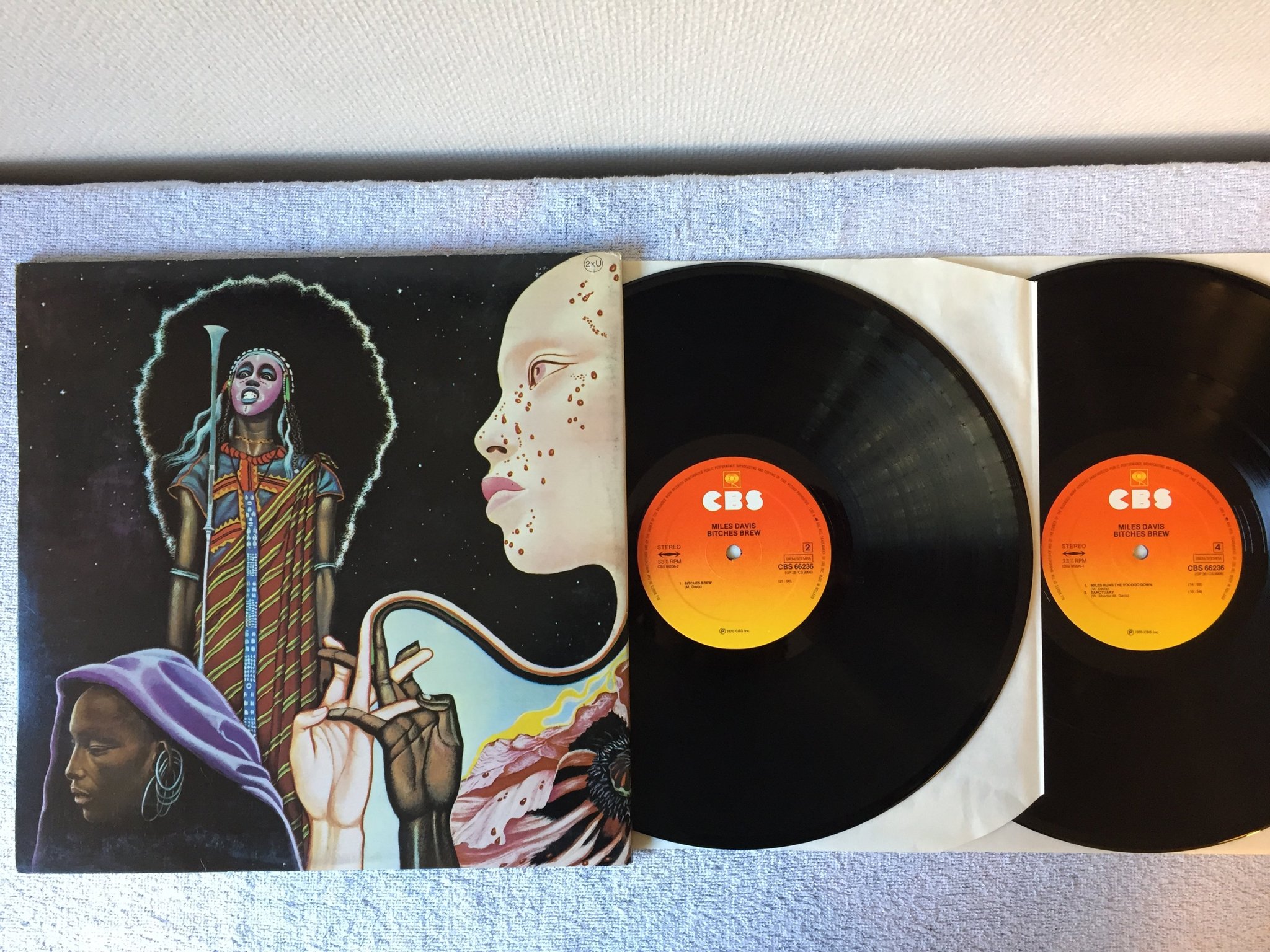 Omslagsbild för skivan MILES DAVIS bitches brew 2xLP re Hol CBS S 66236 A classic album ! ! ! 