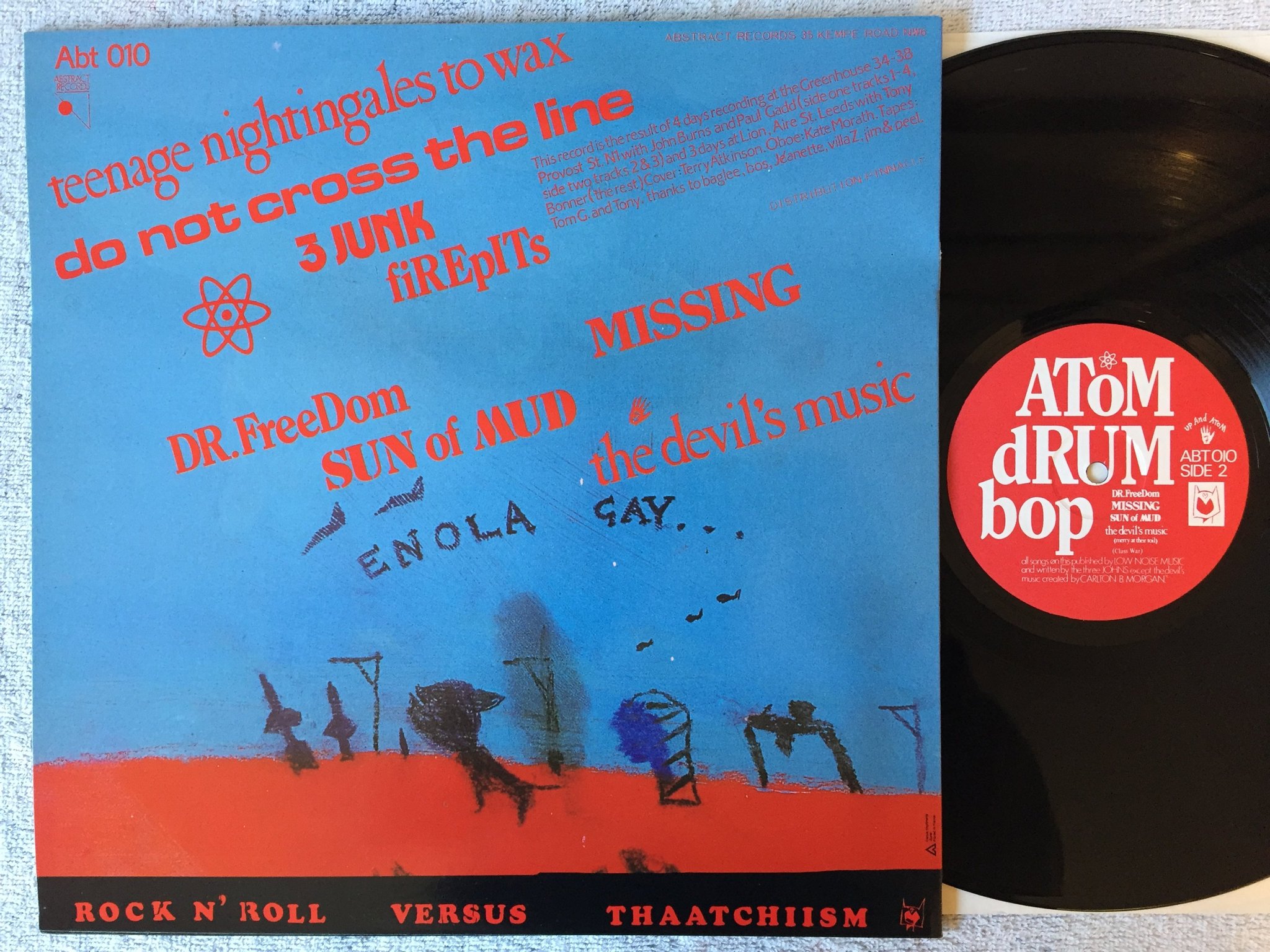 Omslagsbild för skivan THE THREE JOHNS Atom Drum Bop LP -84 UK ABSTRACT ABT 010