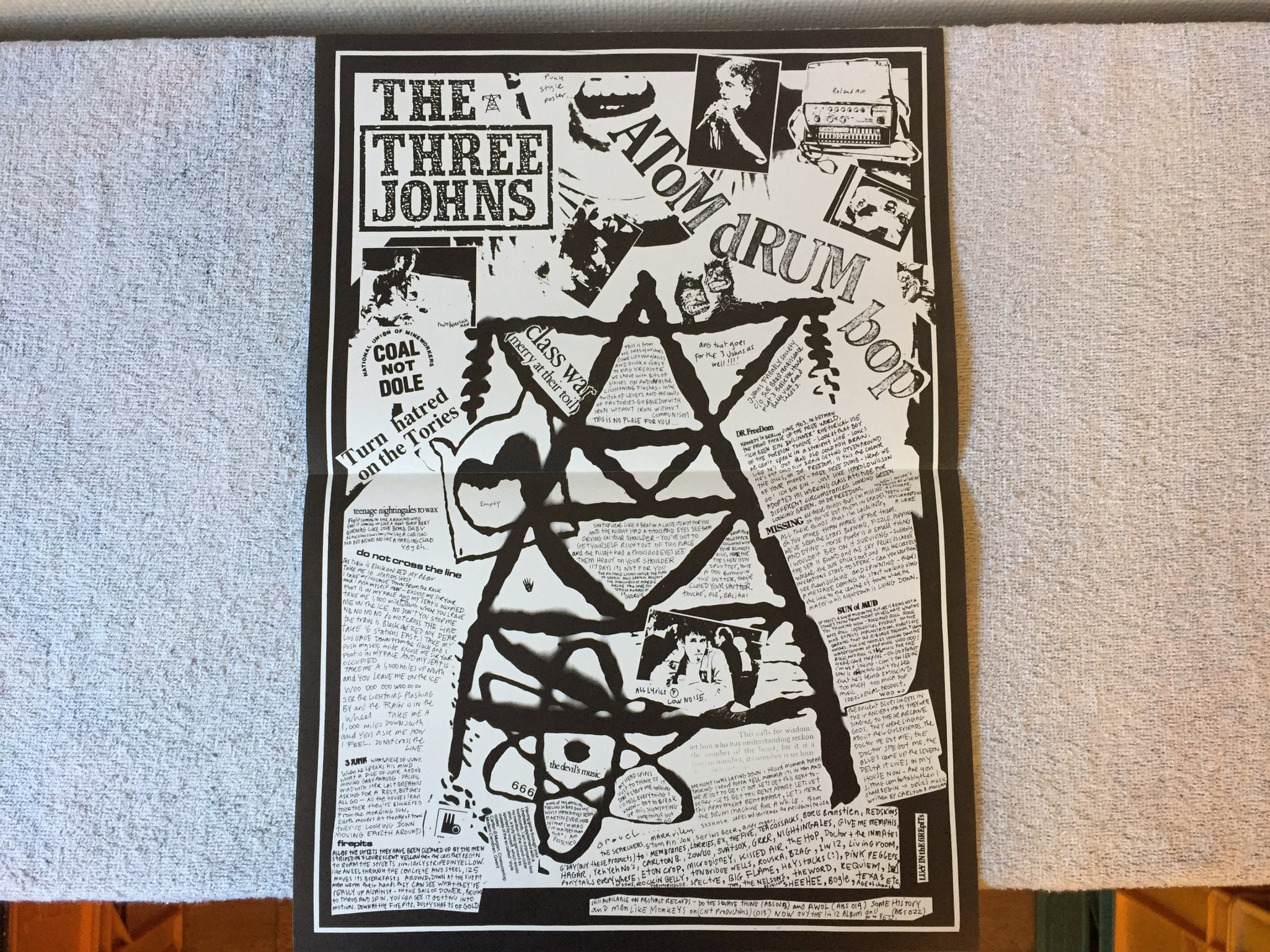 Omslagsbild för skivan THE THREE JOHNS Atom Drum Bop LP -84 UK ABSTRACT ABT 010