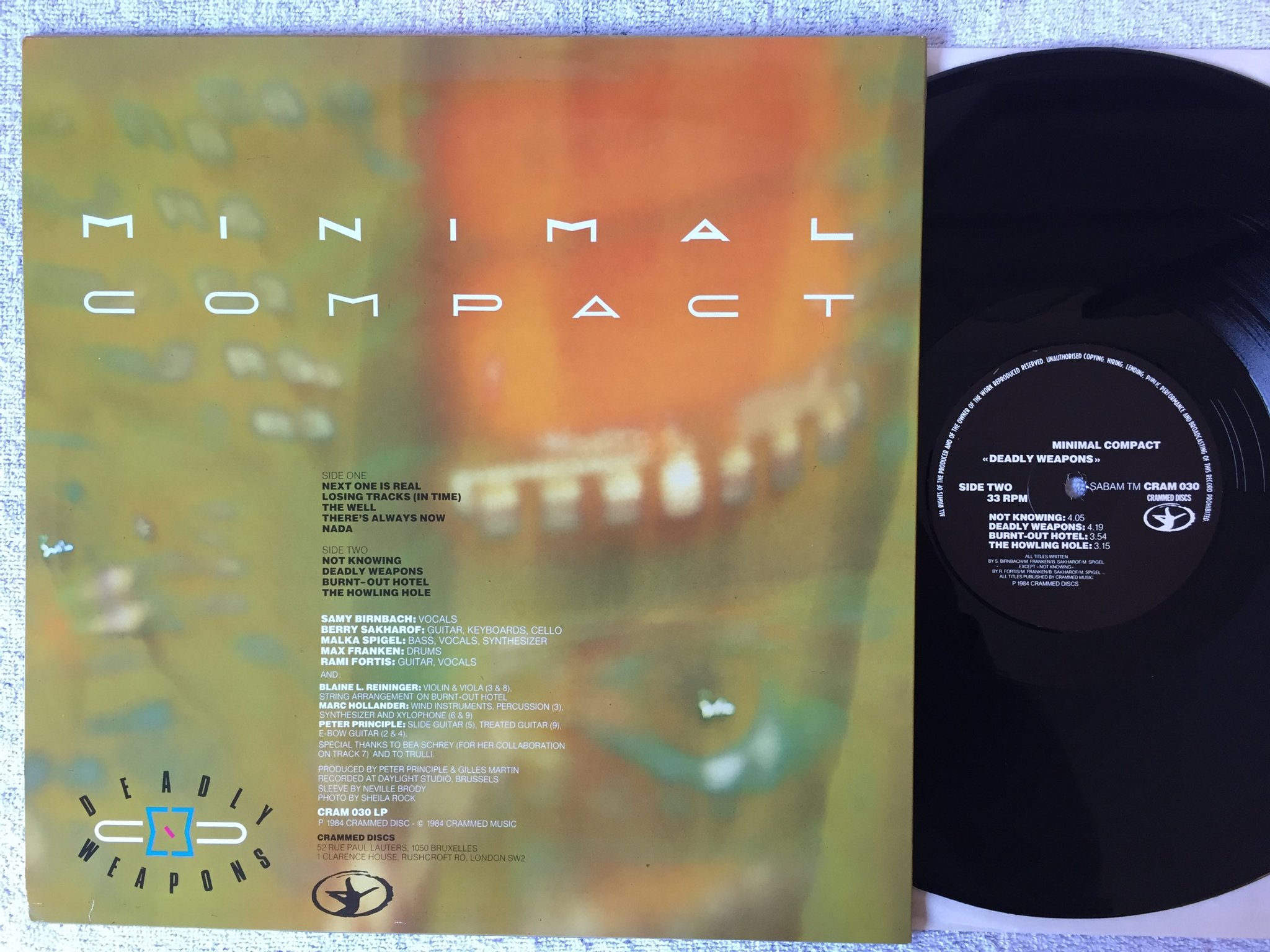 Omslagsbild för skivan MINIMAL COMPACT deadly weapons LP -84 Belgium CRAMMED DISC CRAM 030
