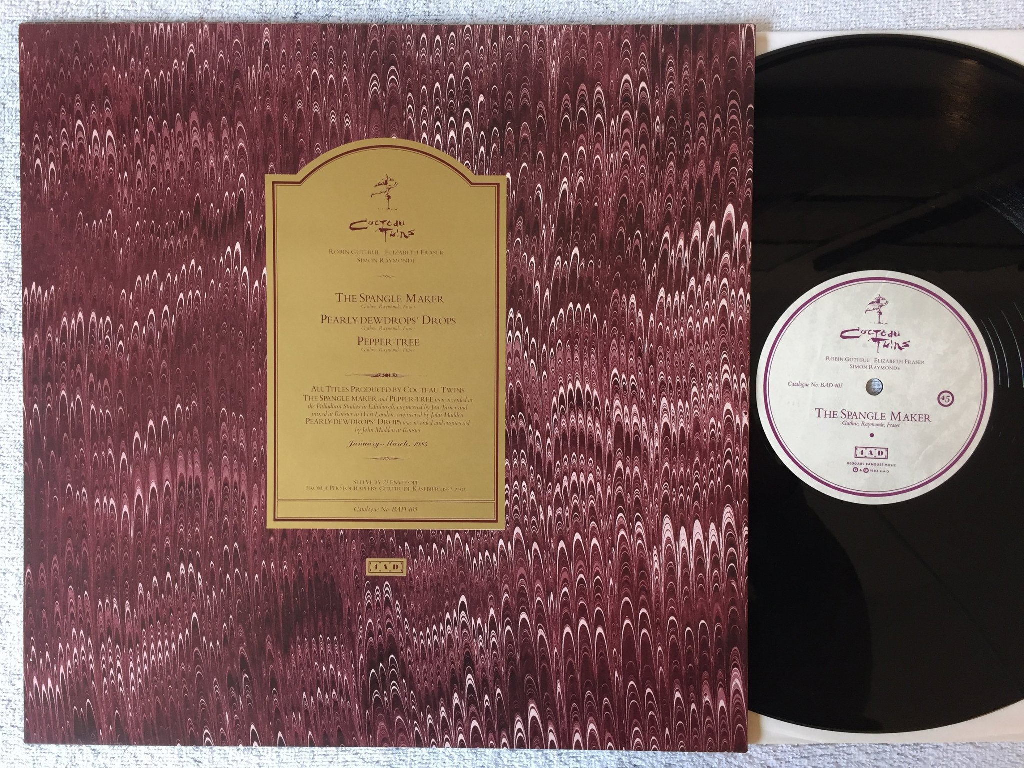 Omslagsbild för skivan COCTEAU TWINS The Spangle Maker 12"single -84 UK 4AD BAD-405 embossed cover