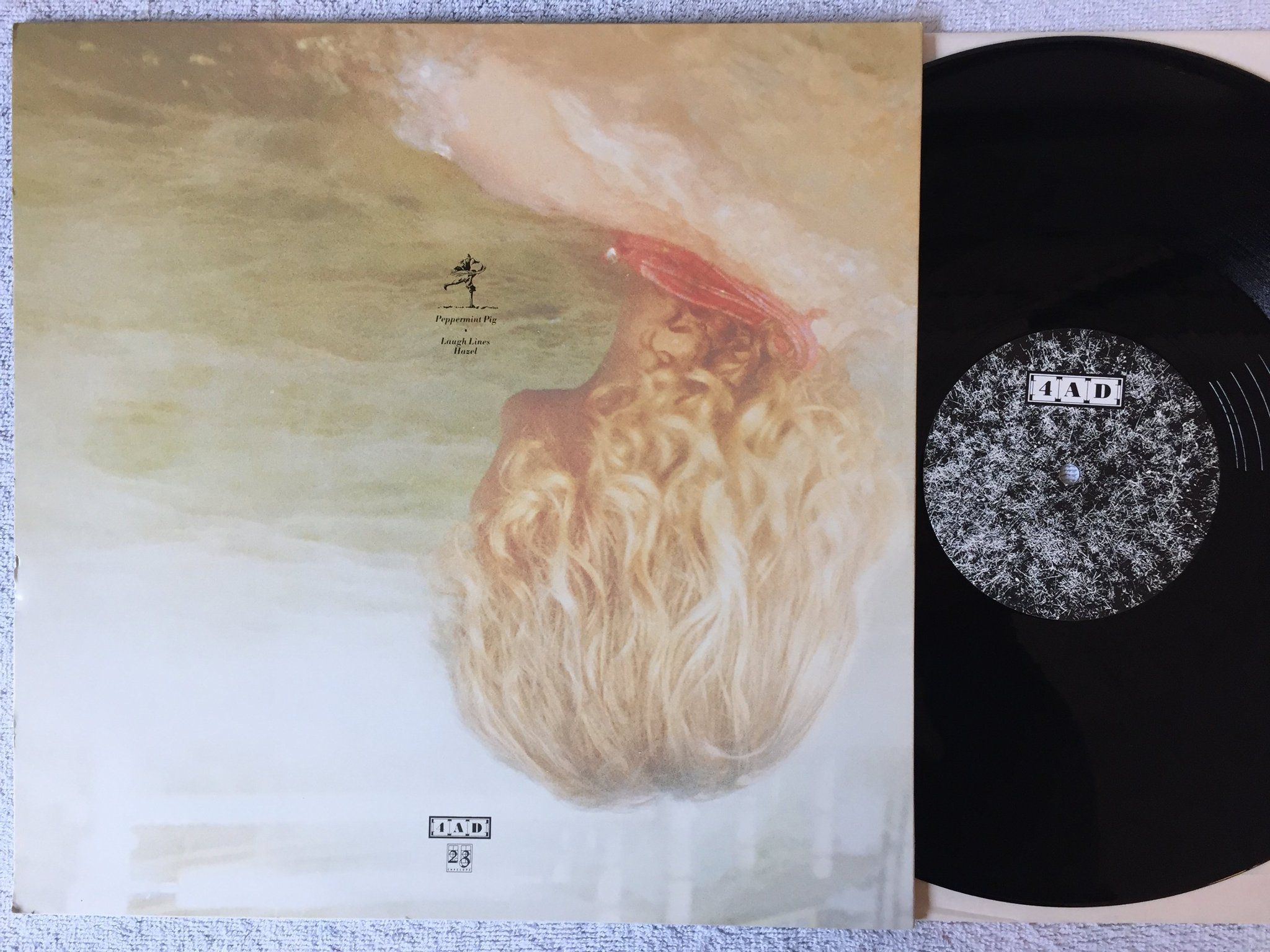 Omslagsbild för skivan COCTEAU TWINS Peppermint Pig 12"single -83 UK 4AD BAD 303