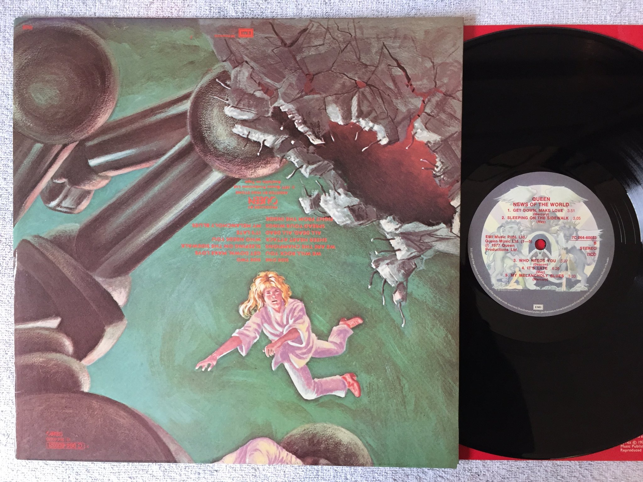 Omslagsbild för skivan THE QUEEN news of the world  LP -77 ncb EMI 7C 064-60033