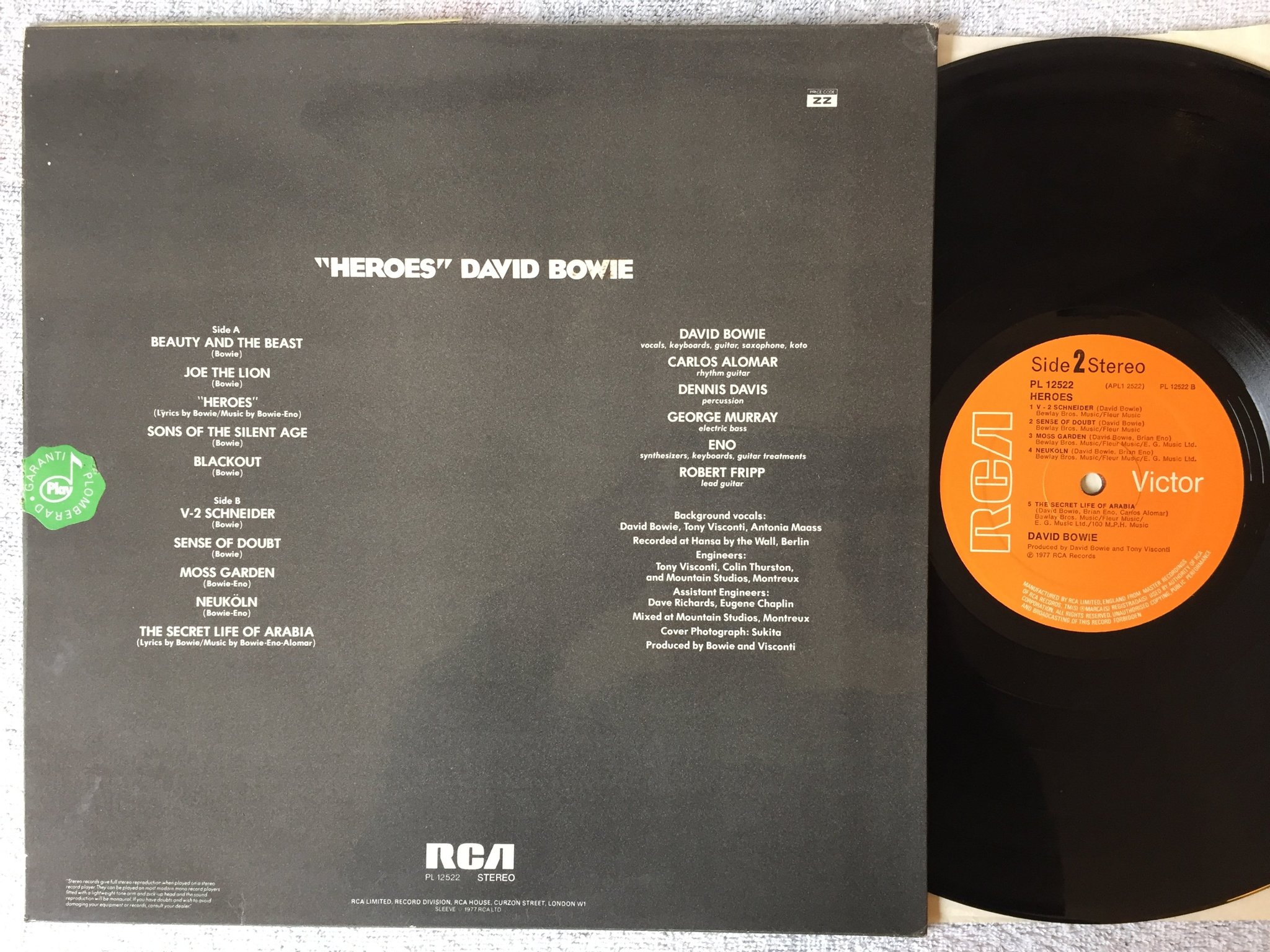 Omslagsbild för skivan DAVID BOWIE heroes LP -77 UK RCA PL 12522 fully laminated cover