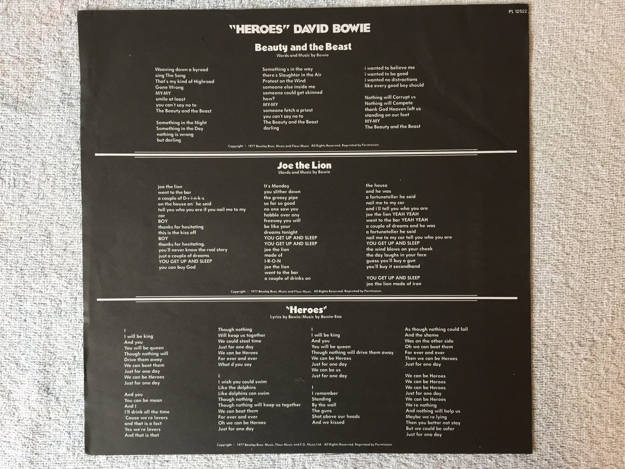 Omslagsbild för skivan DAVID BOWIE heroes LP -77 UK RCA PL 12522 fully laminated cover