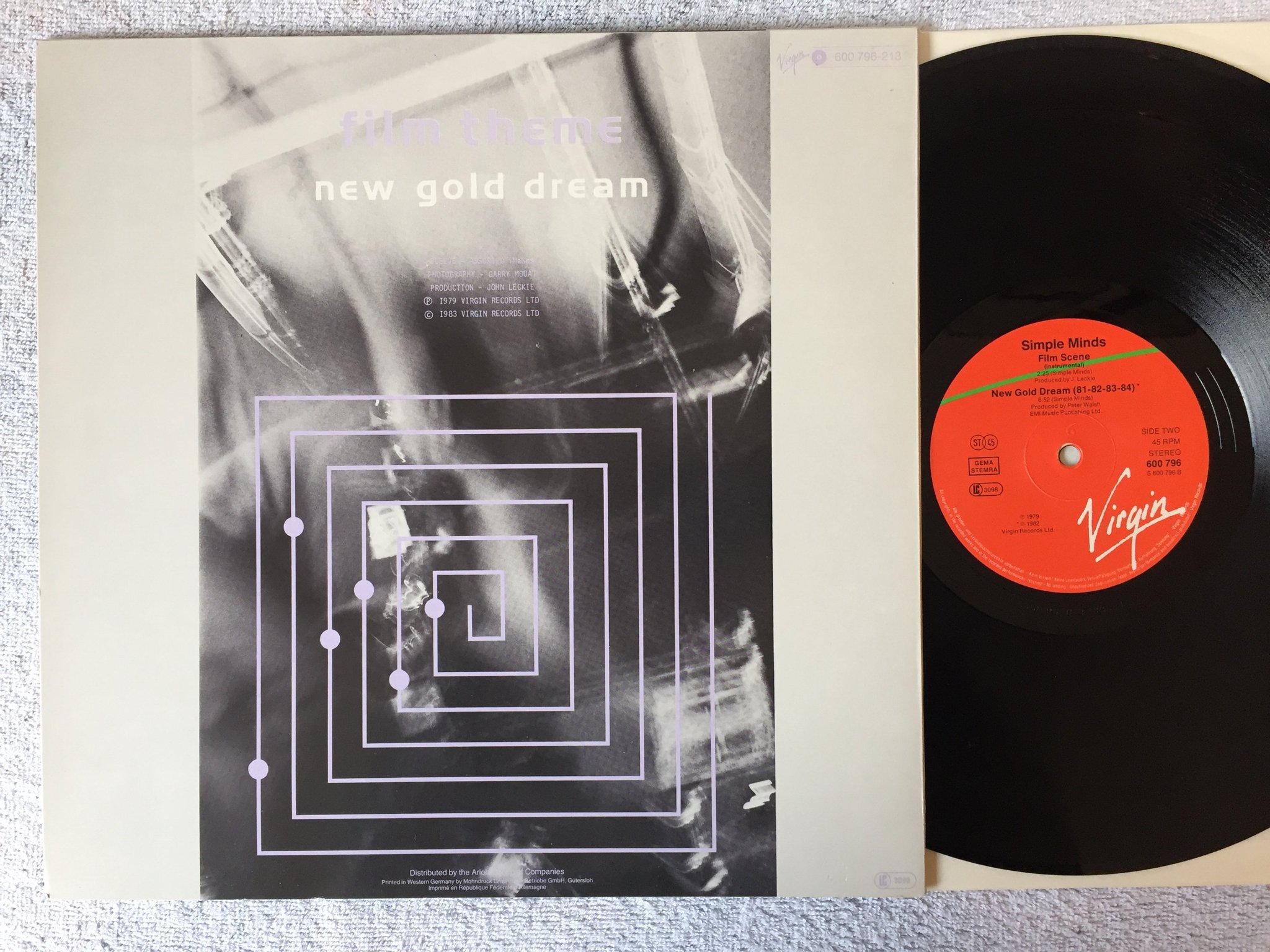 Omslagsbild för skivan SIMPLE MINDS i travel 12"single -83 Ger VIRGIN 600 796   