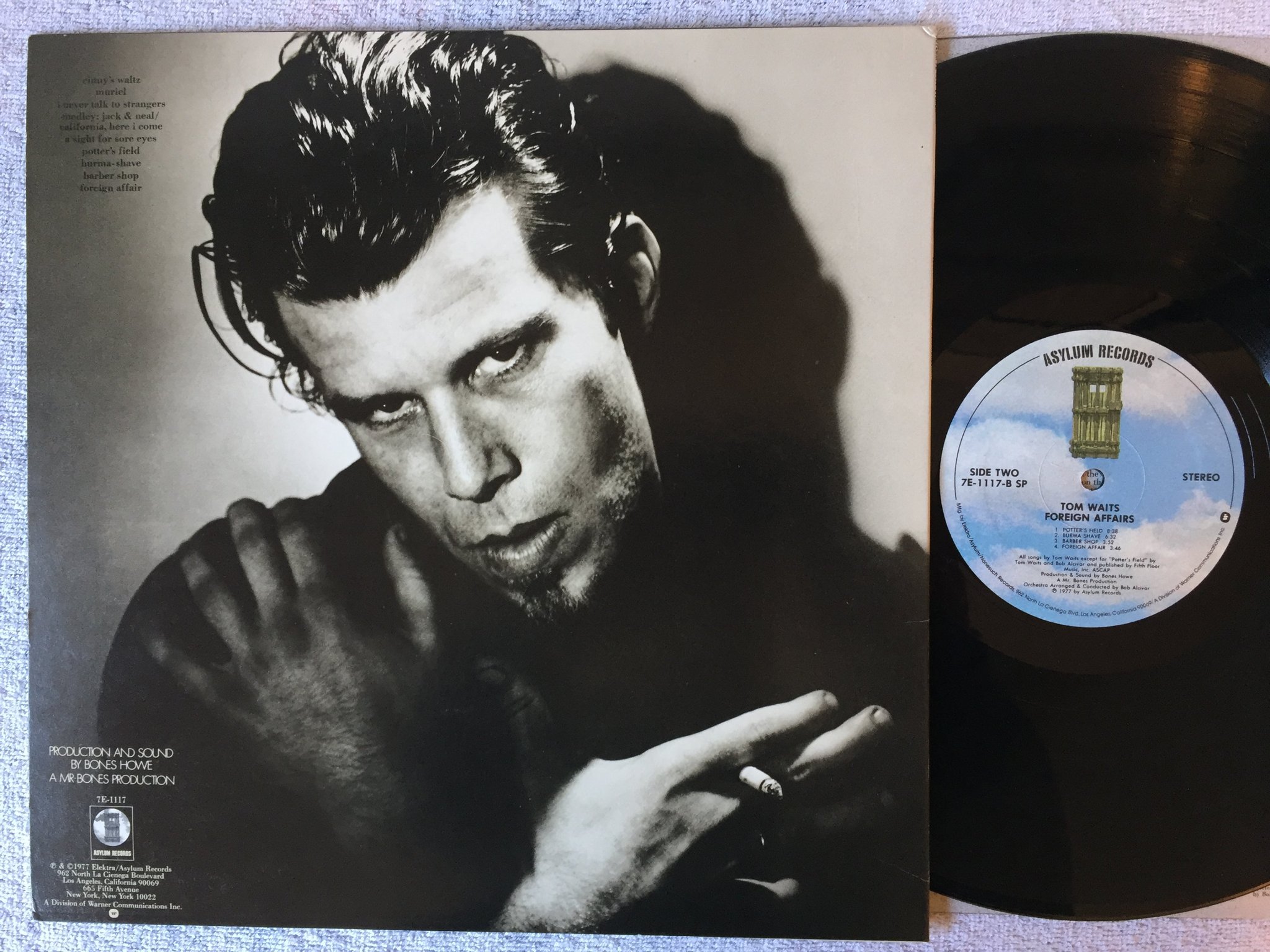 Omslagsbild för skivan TOM WAITS foreign affairs LP -77 US ASYLUM 7E 1117 SP
