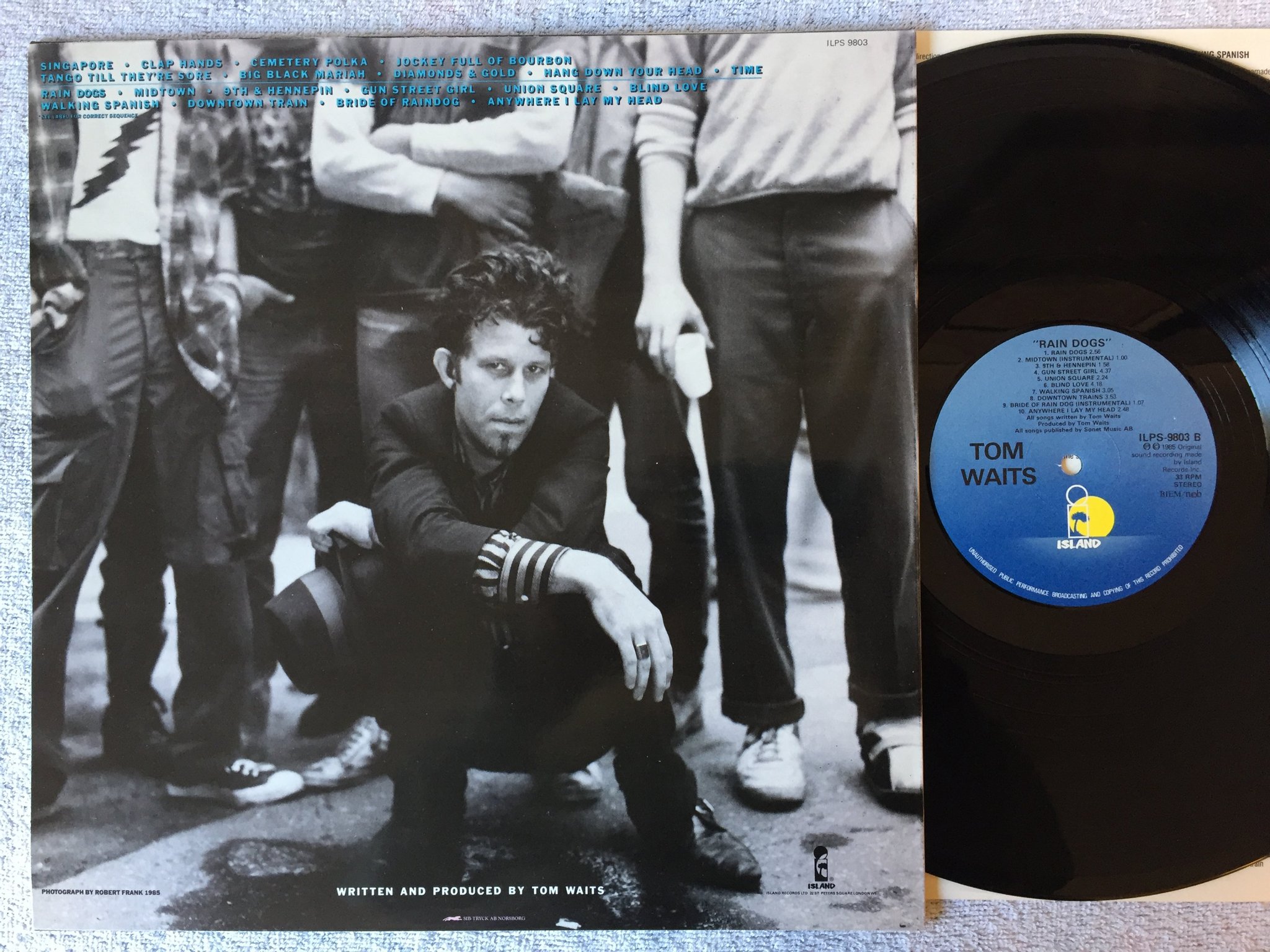 Omslagsbild för skivan TOM WAITS rain dogs LP -85 ncb ISLAND ILPS 9803 