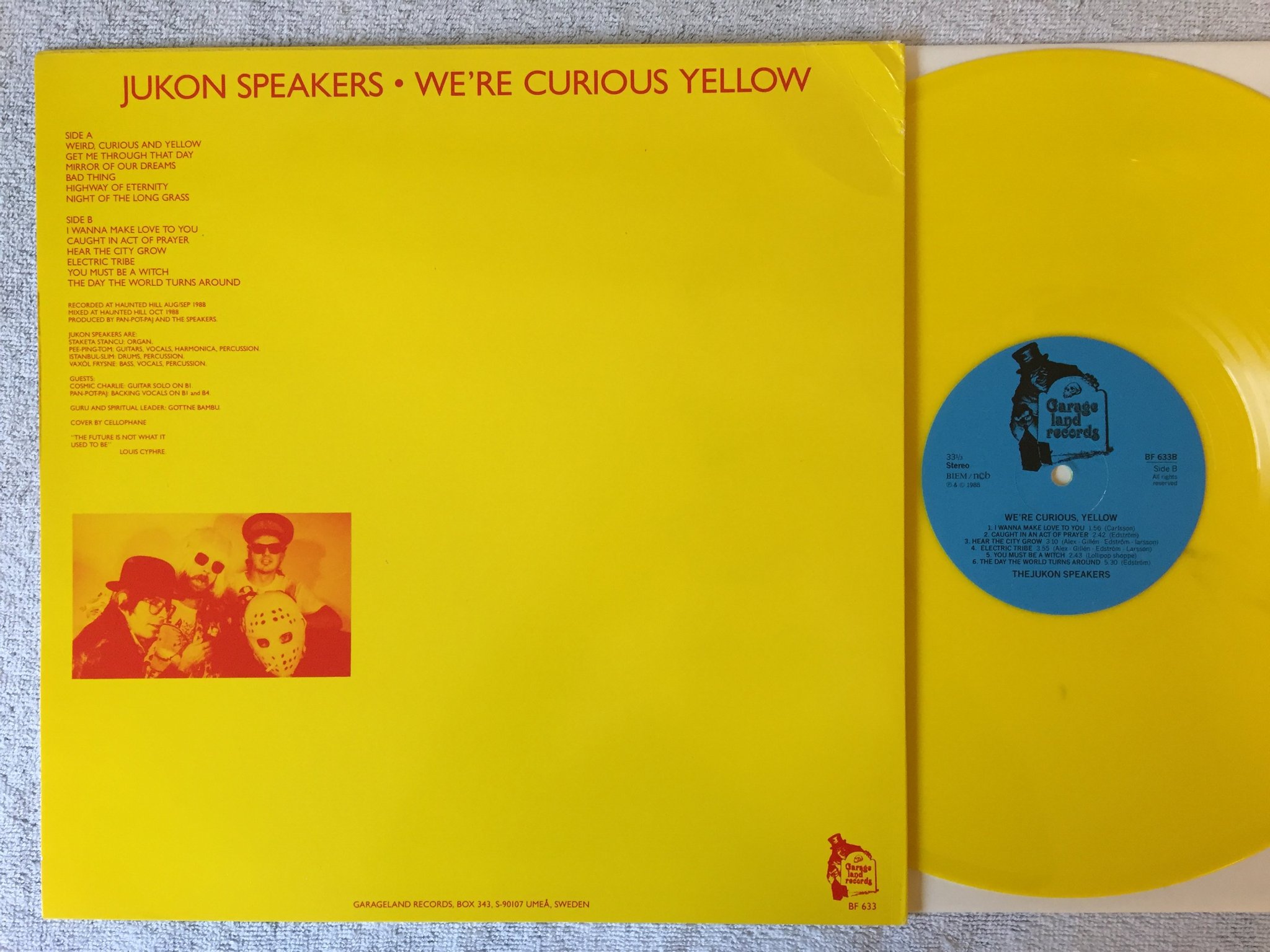 Omslagsbild för skivan THE JUKON SPEAKERS We're Curious Yellow LP -88 Swe GARAGELAND RECORDS BF 633