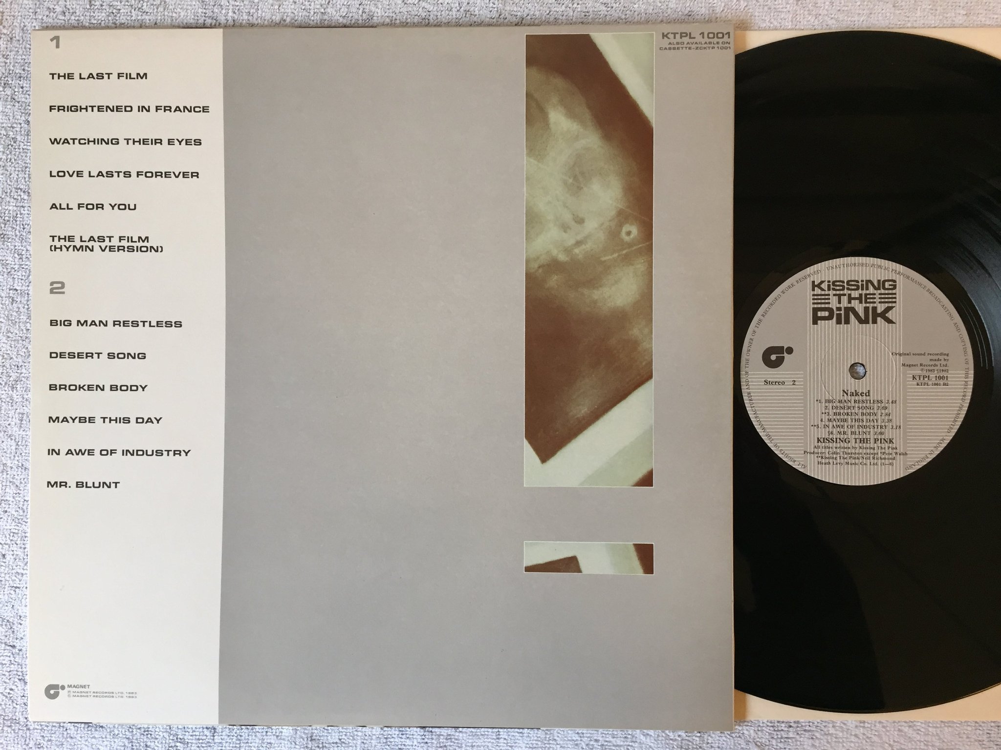 Omslagsbild för skivan KISSING THE PINK naked LP -83 UK MAGNET KTLP 1001