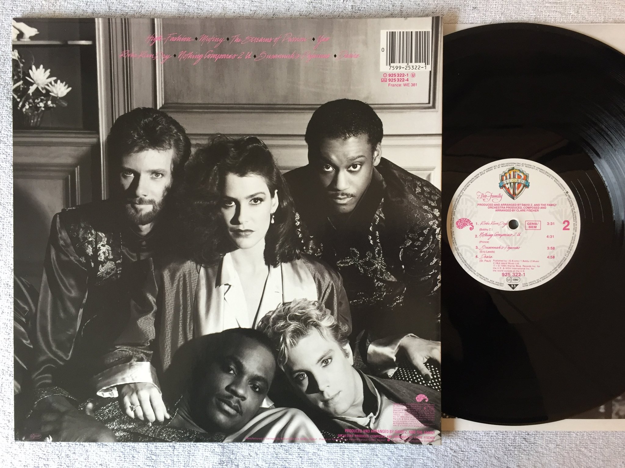 Omslagsbild för skivan THE FAMILY s/t LP -85 WARNER BROS 925 322-1