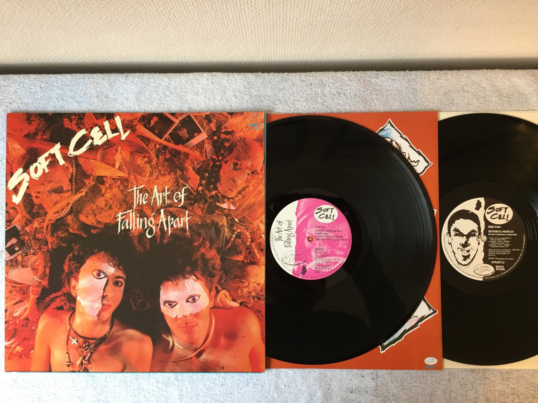 Omslagsbild för skivan SOFT CELL The Art Of Falling Apart 2xLP -83 UK SOME BIZZARE APART 12 synth pop