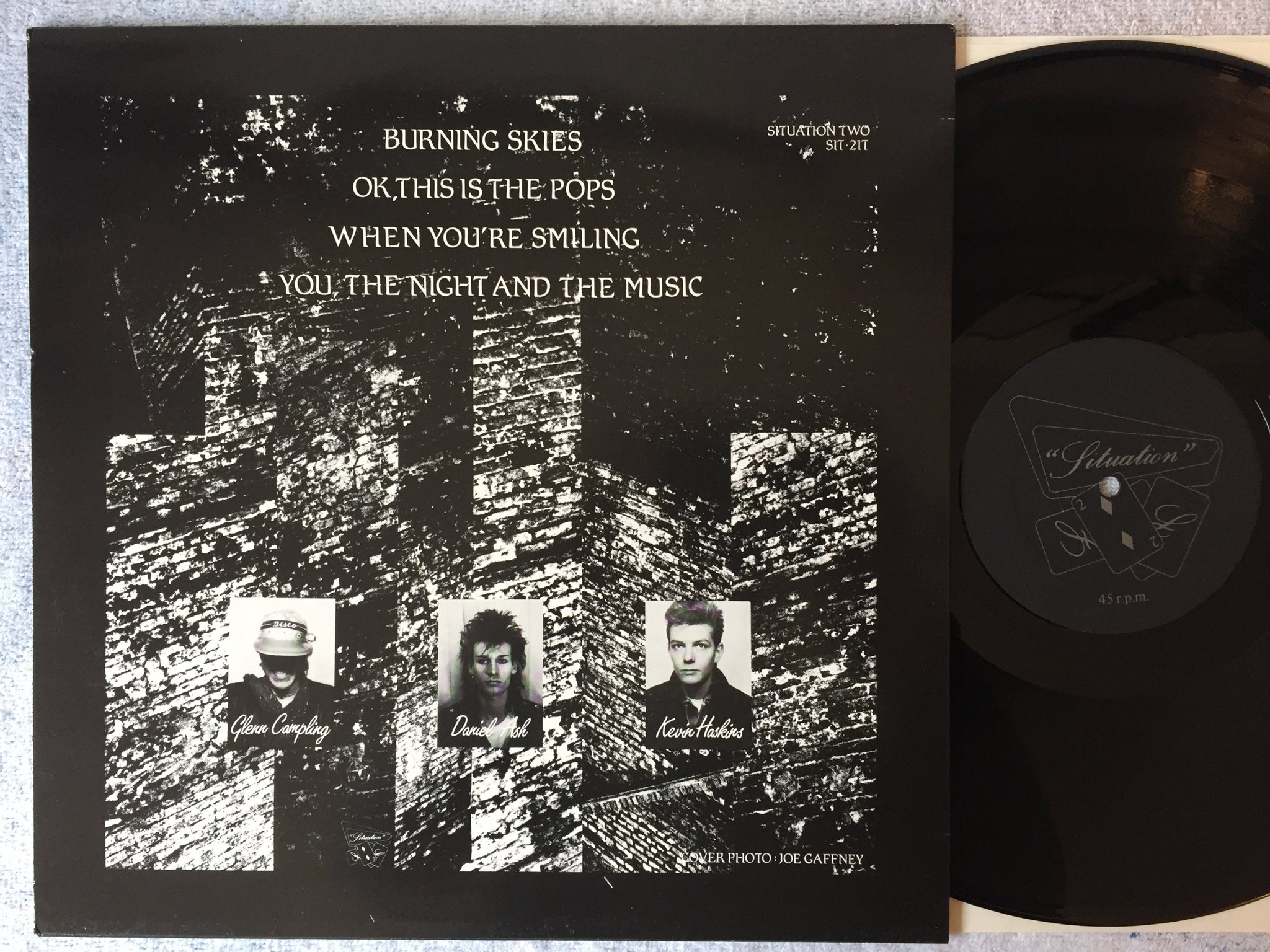 Omslagsbild för skivan TONES ON TAILS burning skies 12"ep -83 UK SITUATION TWO SIT•21T goth rock 
