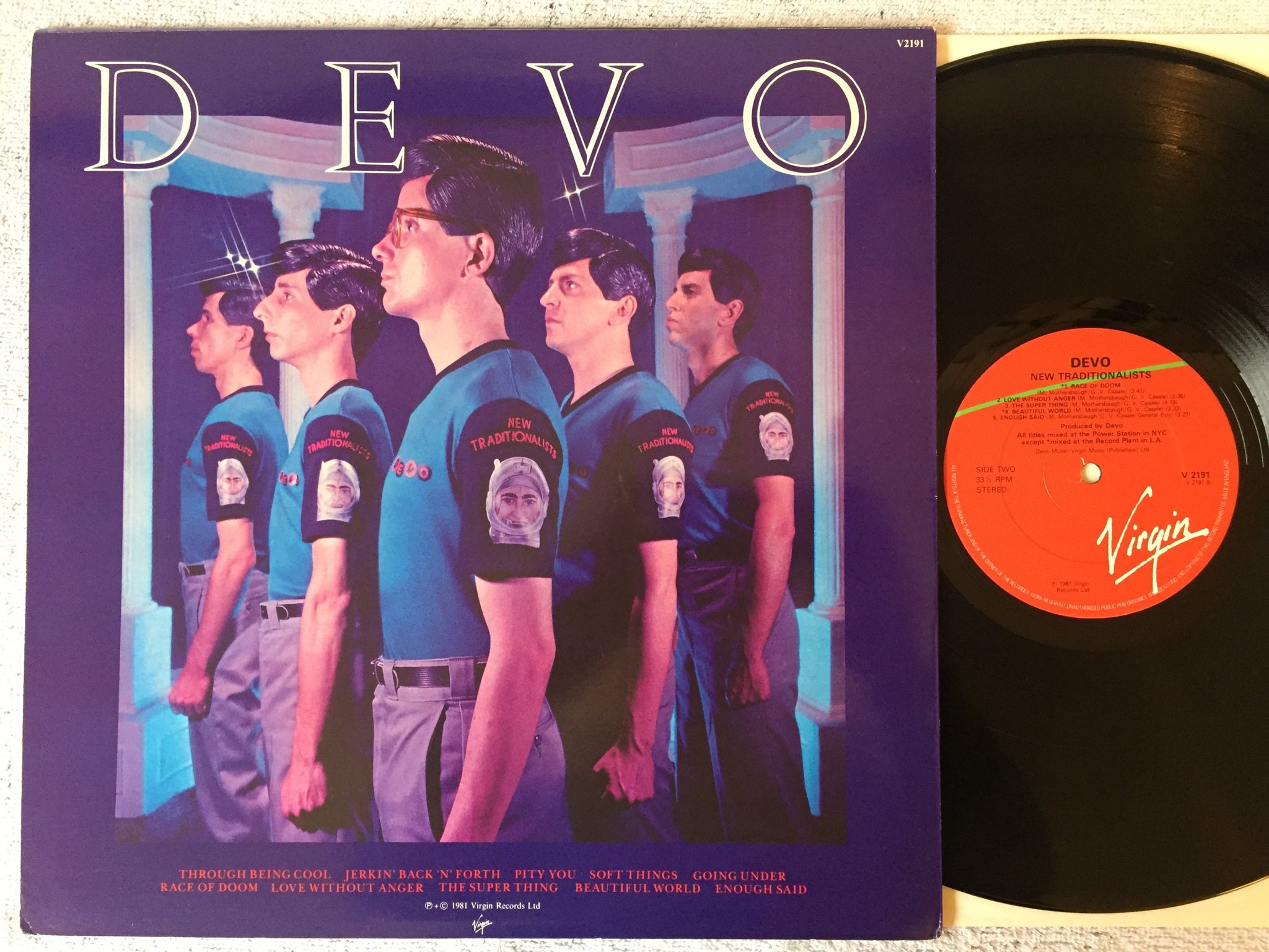 Omslagsbild för skivan DEVO new traditionalists LP -81 UK VIRGIN V 2191 New wave