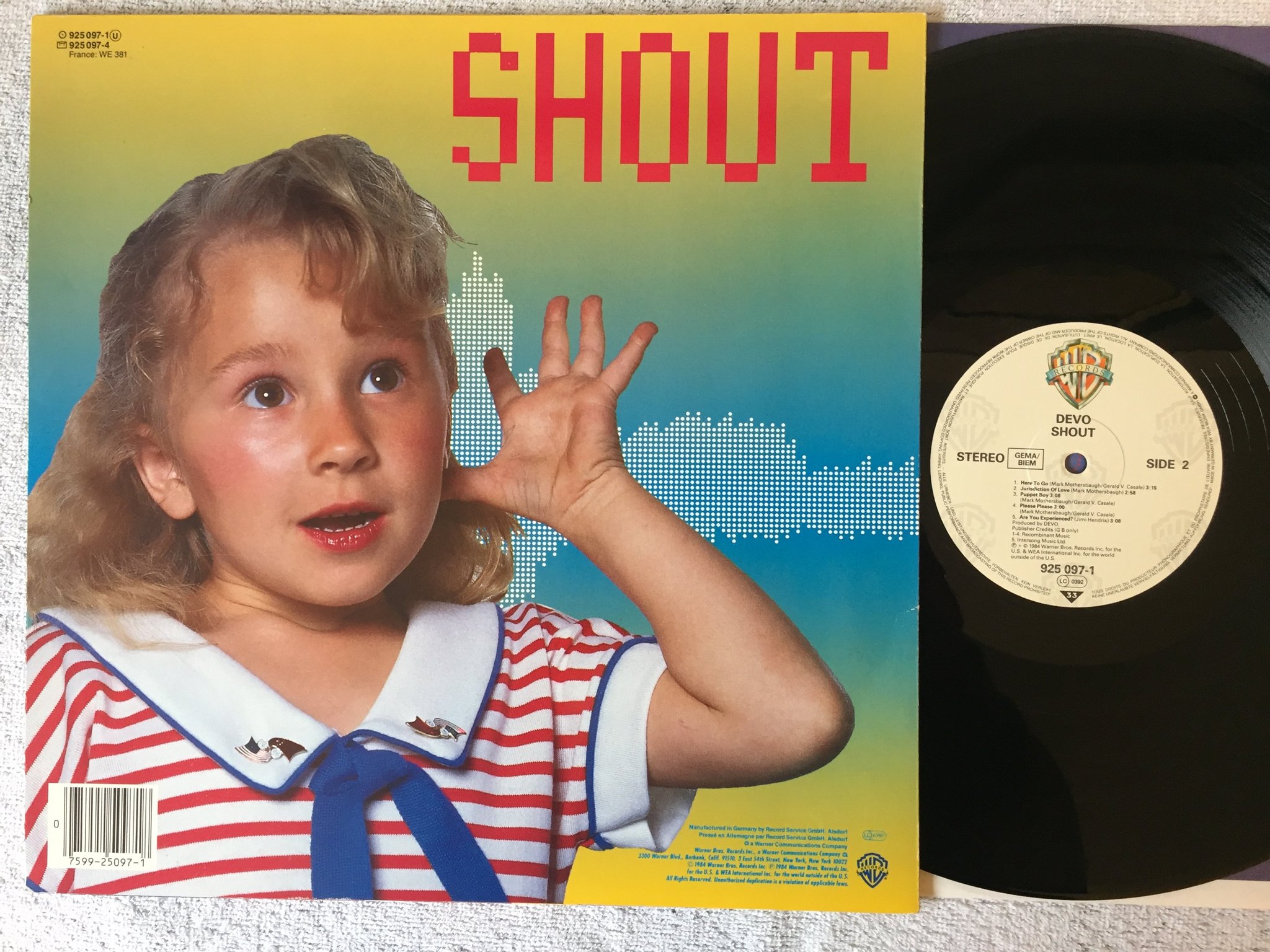 Omslagsbild för skivan DEVO shouts LP -84 Ger Warner Bros  925097-1