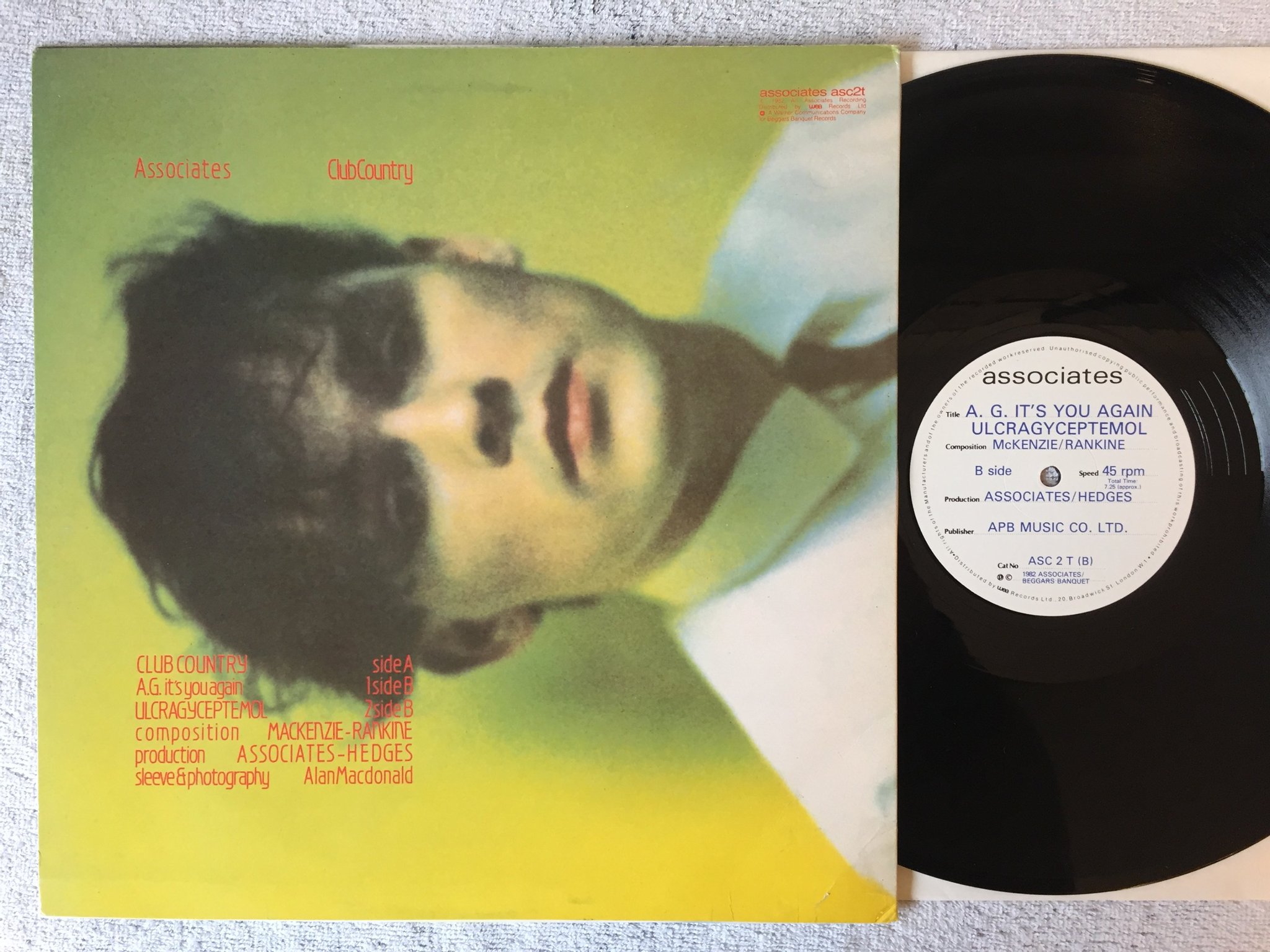 Omslagsbild för skivan THE ASSOCIATES Club Country 12"Single -82 UK private ASC 2 T
