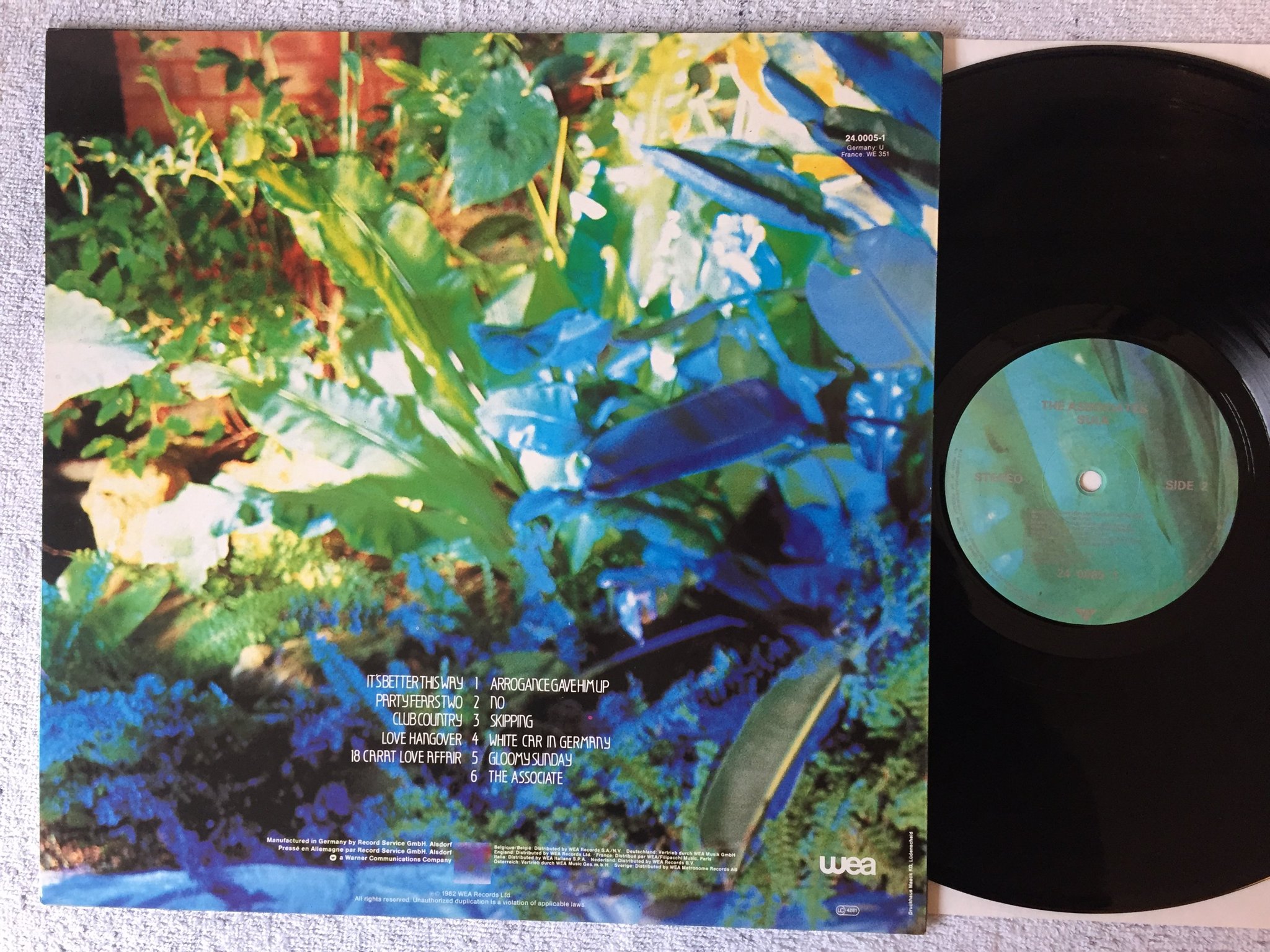 Omslagsbild för skivan THE ASSOCIATES sulk LP -82 WEA 24.0005-1