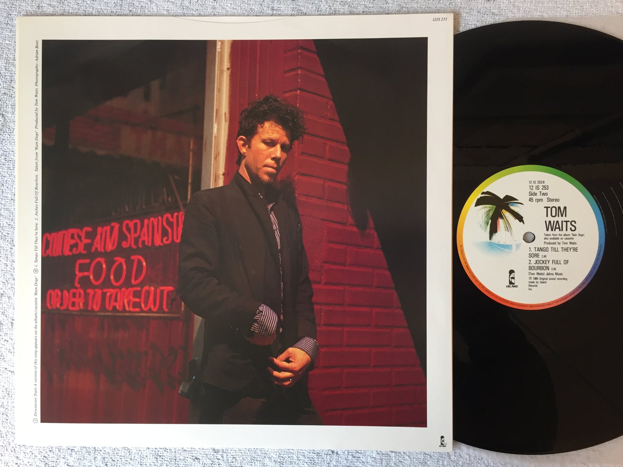 Omslagsbild för skivan Tom Waits downtown train 12" -85 UK ISLAND 12 IS 253 rare