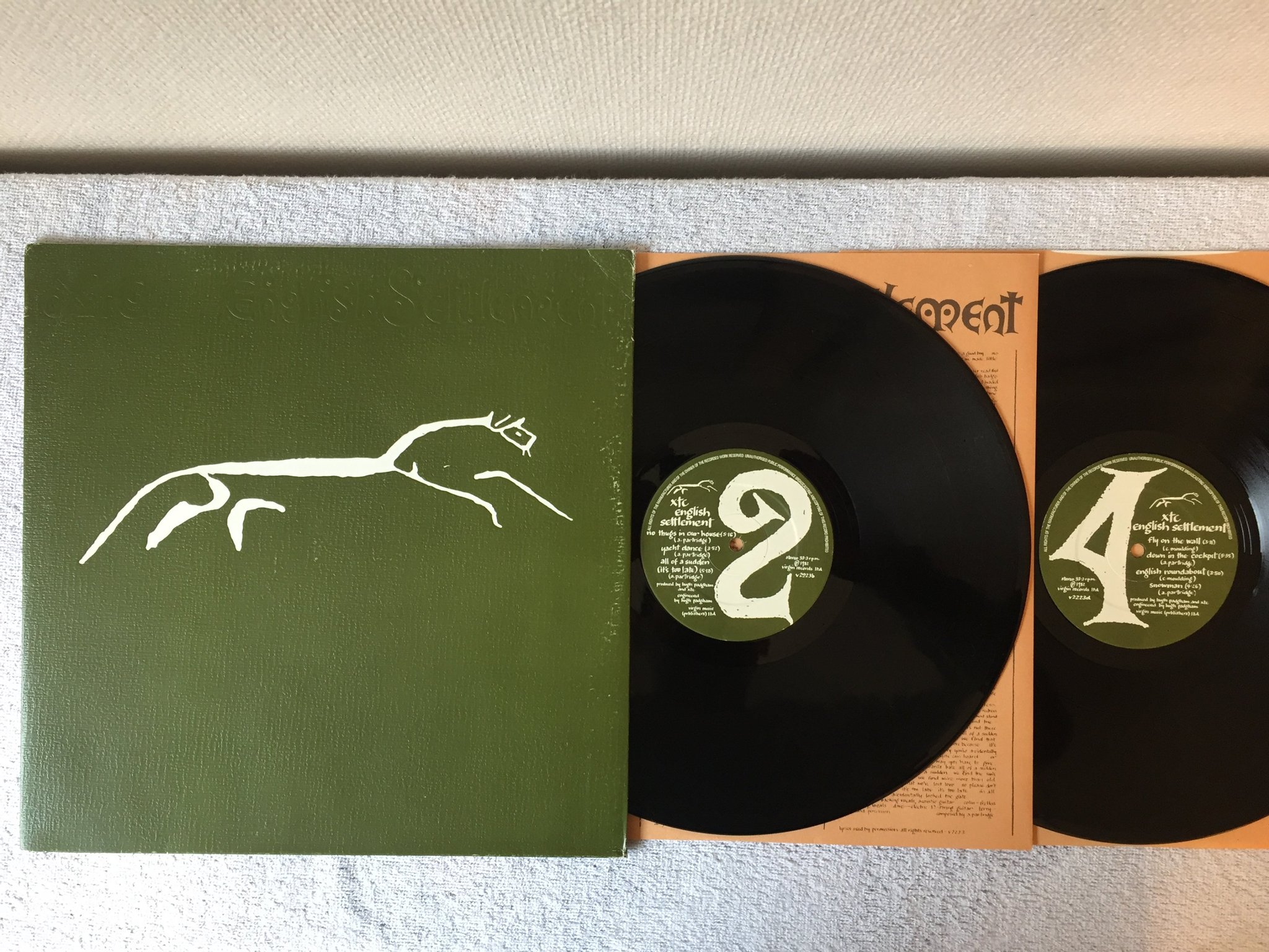 Omslagsbild för skivan XTC English settlement 2xLP -82 UK VIRGIN V2223 embossed / green letters 1st