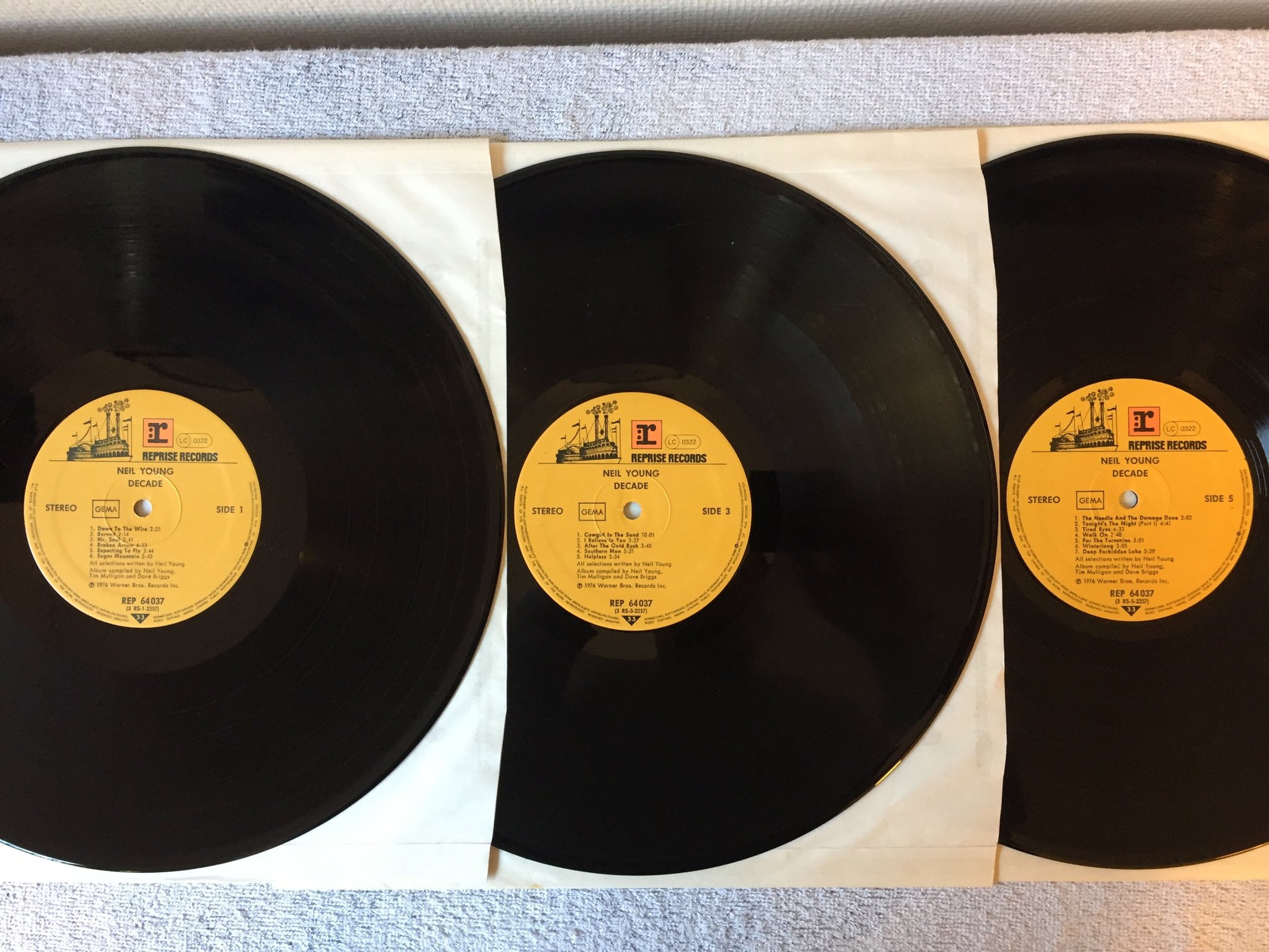 Omslagsbild för skivan NEIL YOUNG decade 3xLP -76 Ger REPRISE REP 64037 