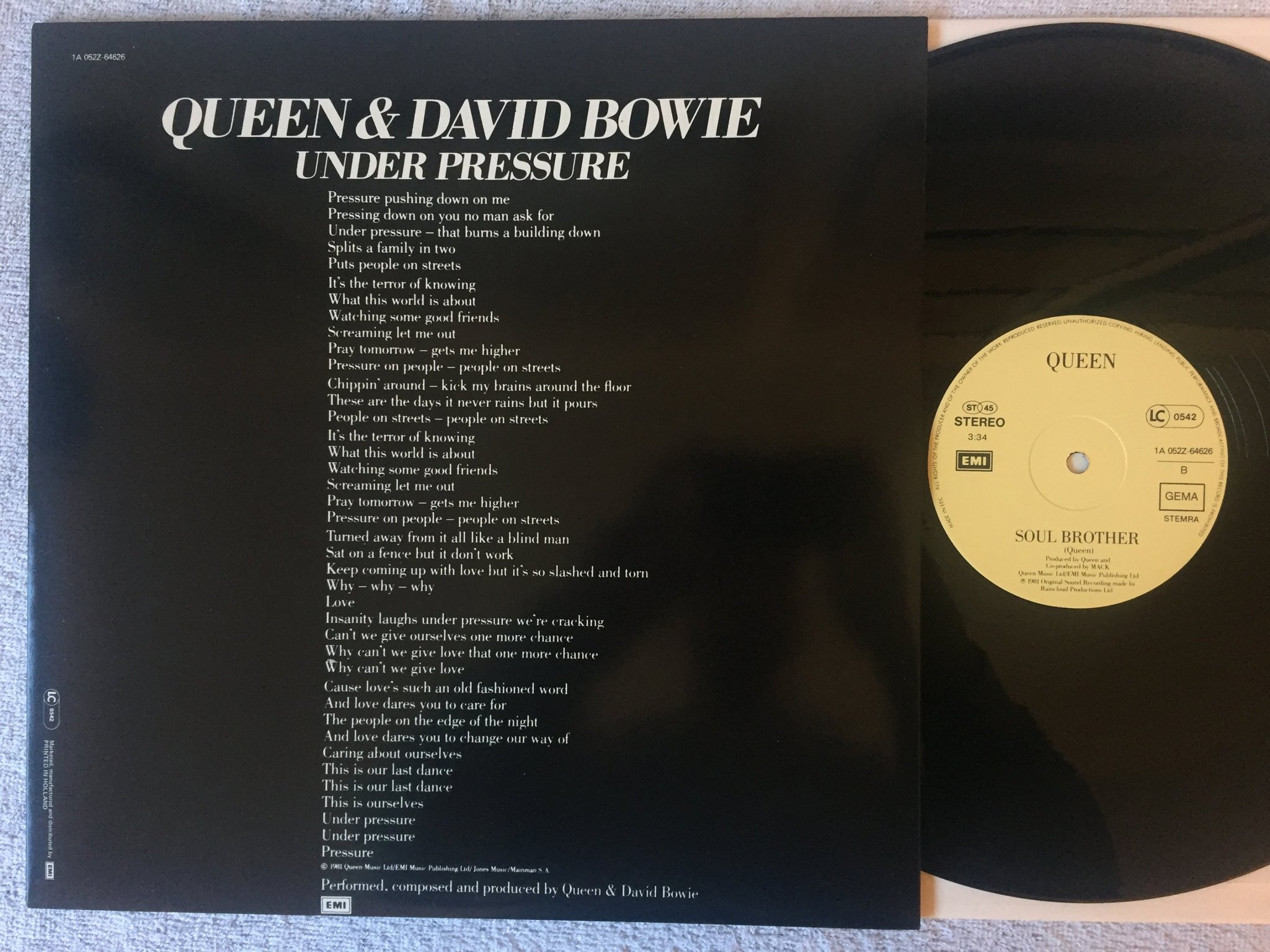 Omslagsbild för skivan QUEEN & DAVID BOWIE under pressure 12"single -81 EEC EMI 1A 052Z-64626 RARE!!!