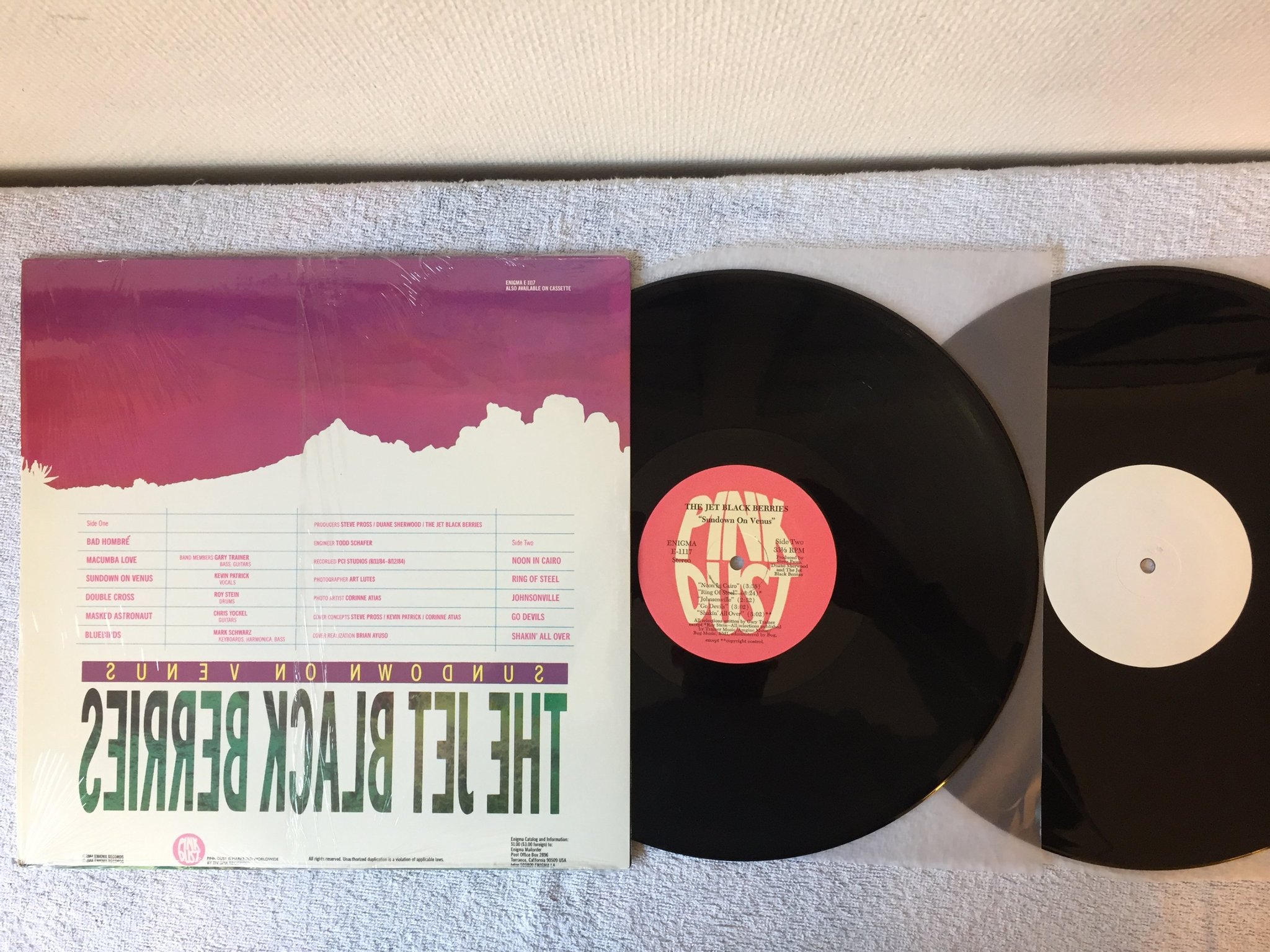 Omslagsbild för skivan THE JET BLACK BERRIES sundown on venus 2xLP -84 PINK DUST ENIGMA E-1117