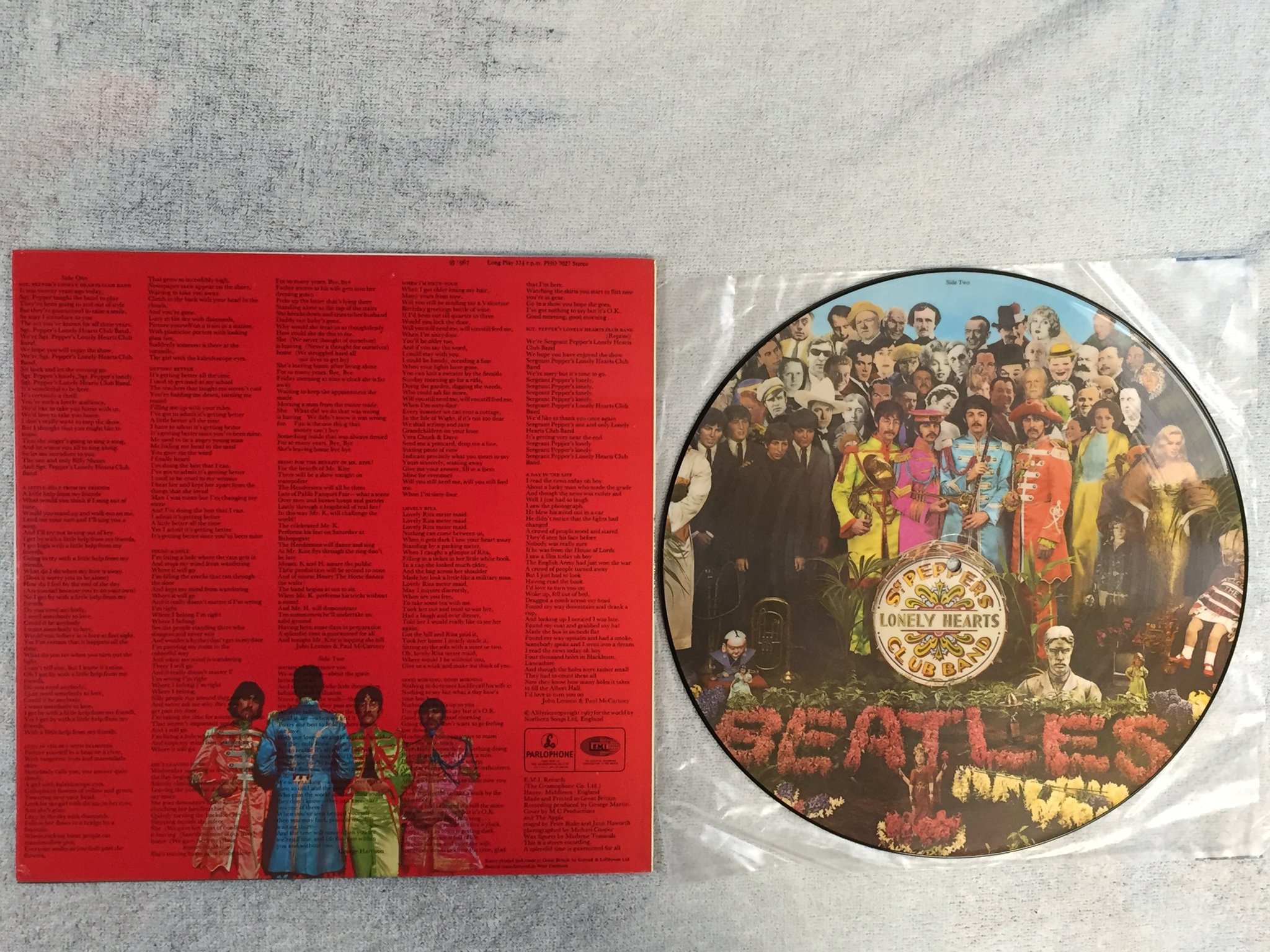 Omslagsbild för skivan THE BEATLES sgt pepper's... LP PICTURE DISC Ger PARLOPHONE PHO 7027