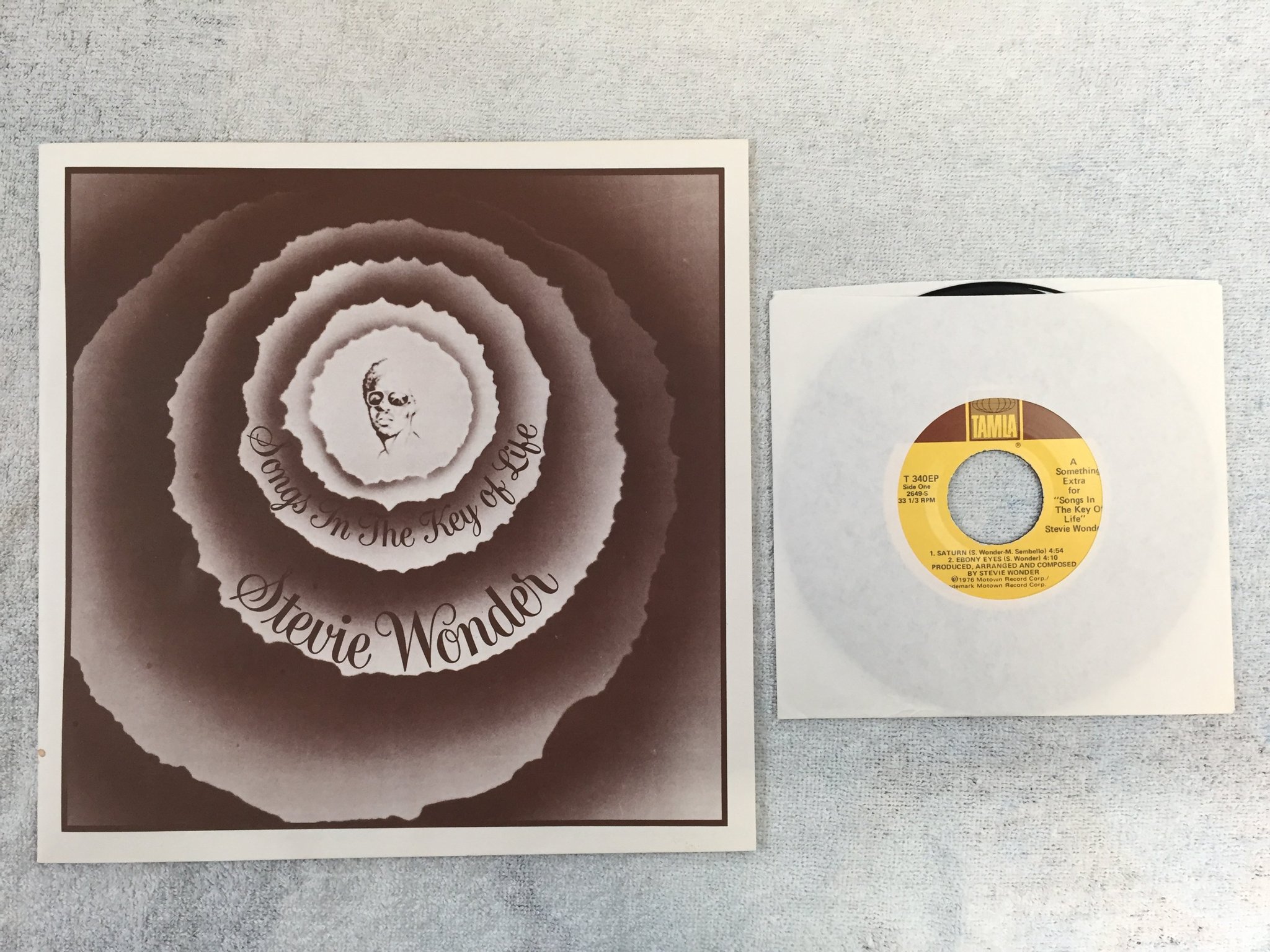 Omslagsbild för skivan STEVIE WONDER songs in the key of life 2xLP + 45  -76 US TAMLA T13-340C2