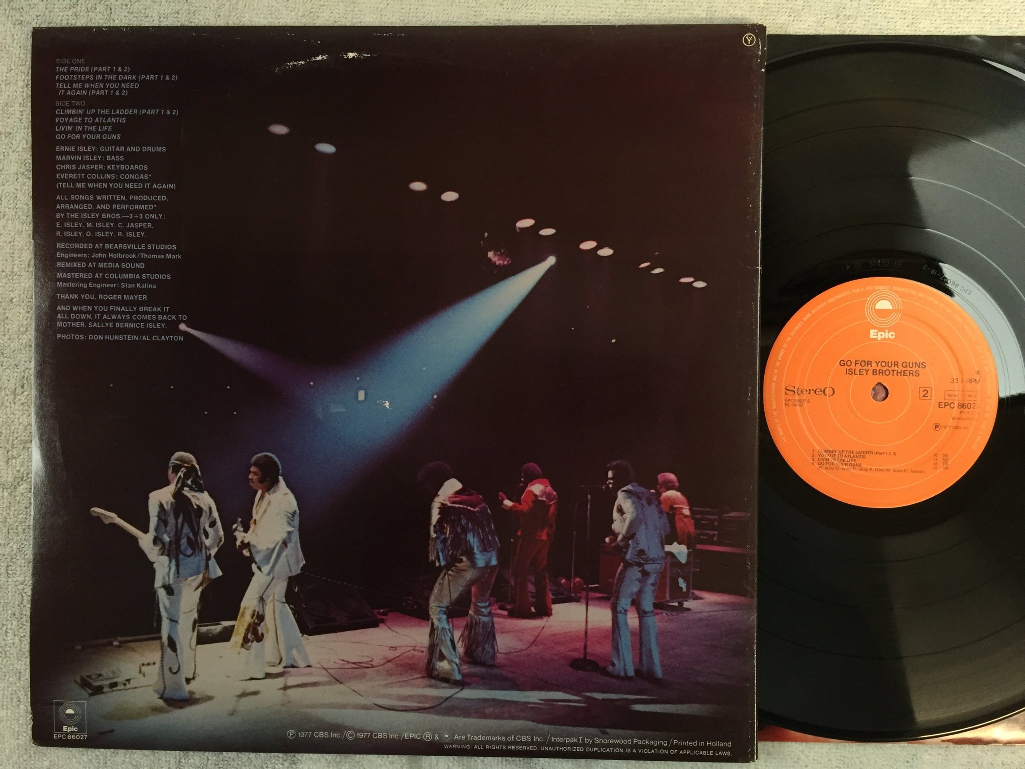 Omslagsbild för skivan ISLEY BROTHERS go for your guns LP -77 Hol "footsteps in the dark" CLASSIC!!! 