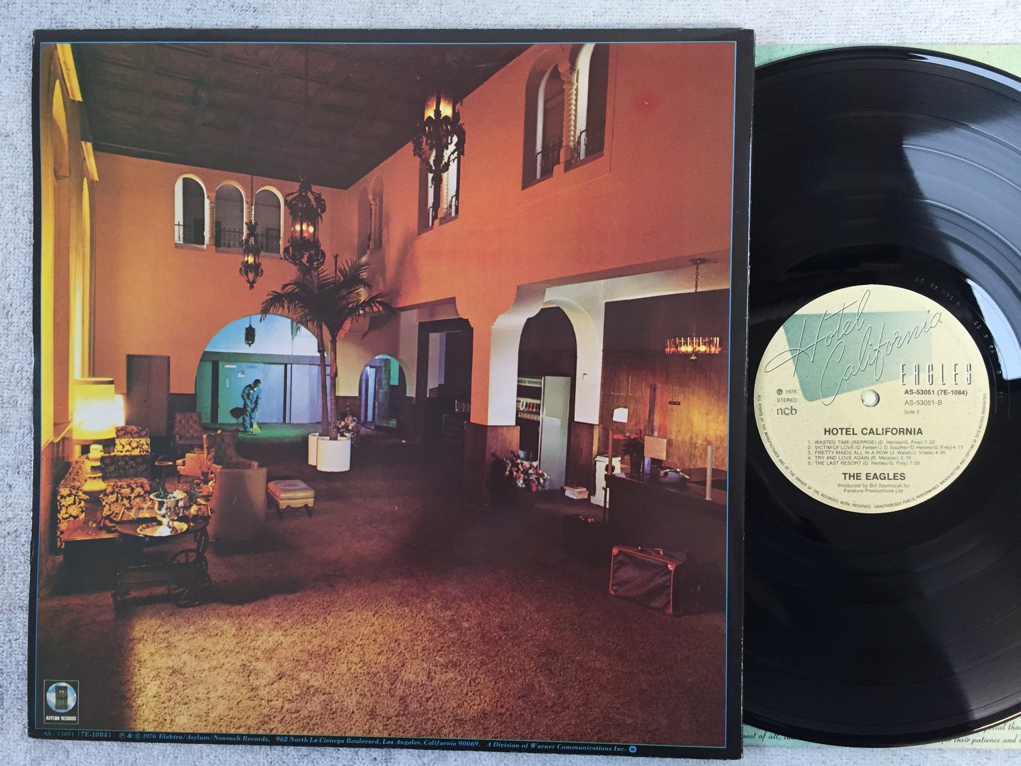Omslagsbild för skivan THE EAGLES Hotel California LP -76 ncb ASYLUM AS 53051