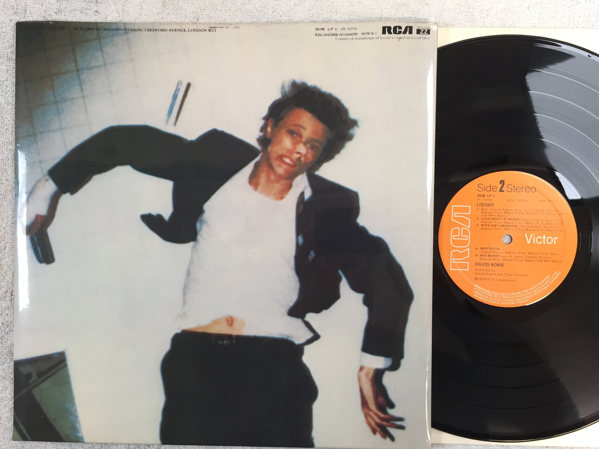Omslagsbild för skivan DAVID BOWIE lodger LP -79 UK RCA BOW LP 1 