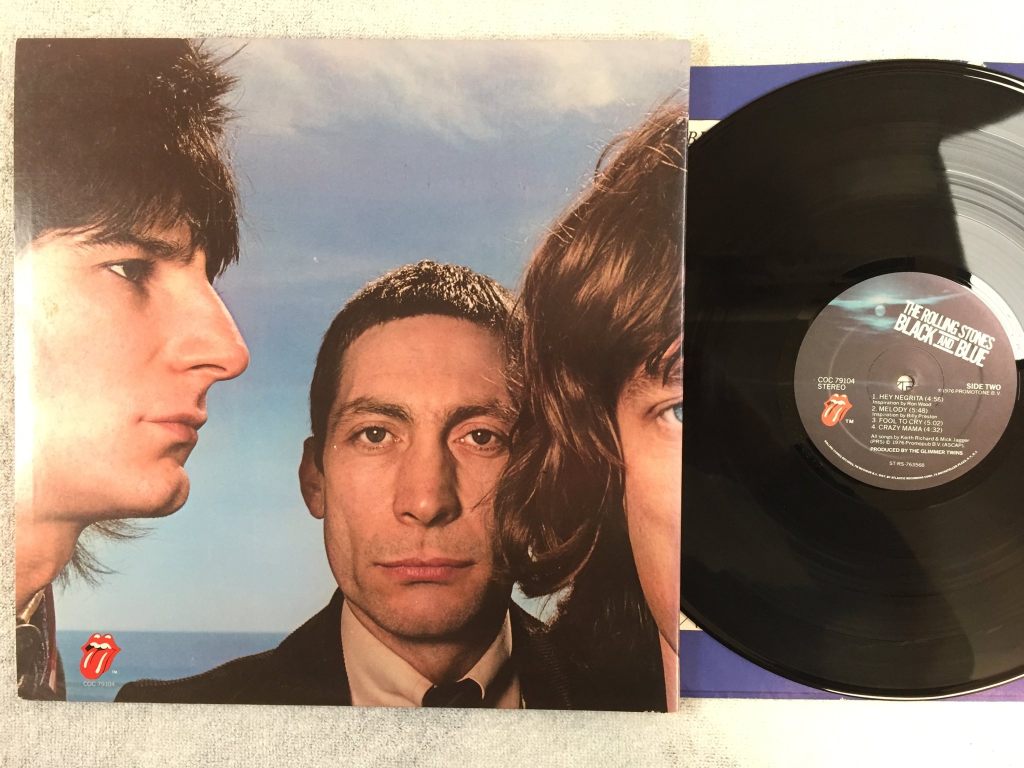 Omslagsbild för skivan THE ROLLING STONES black and blue LP -76 COC 79104