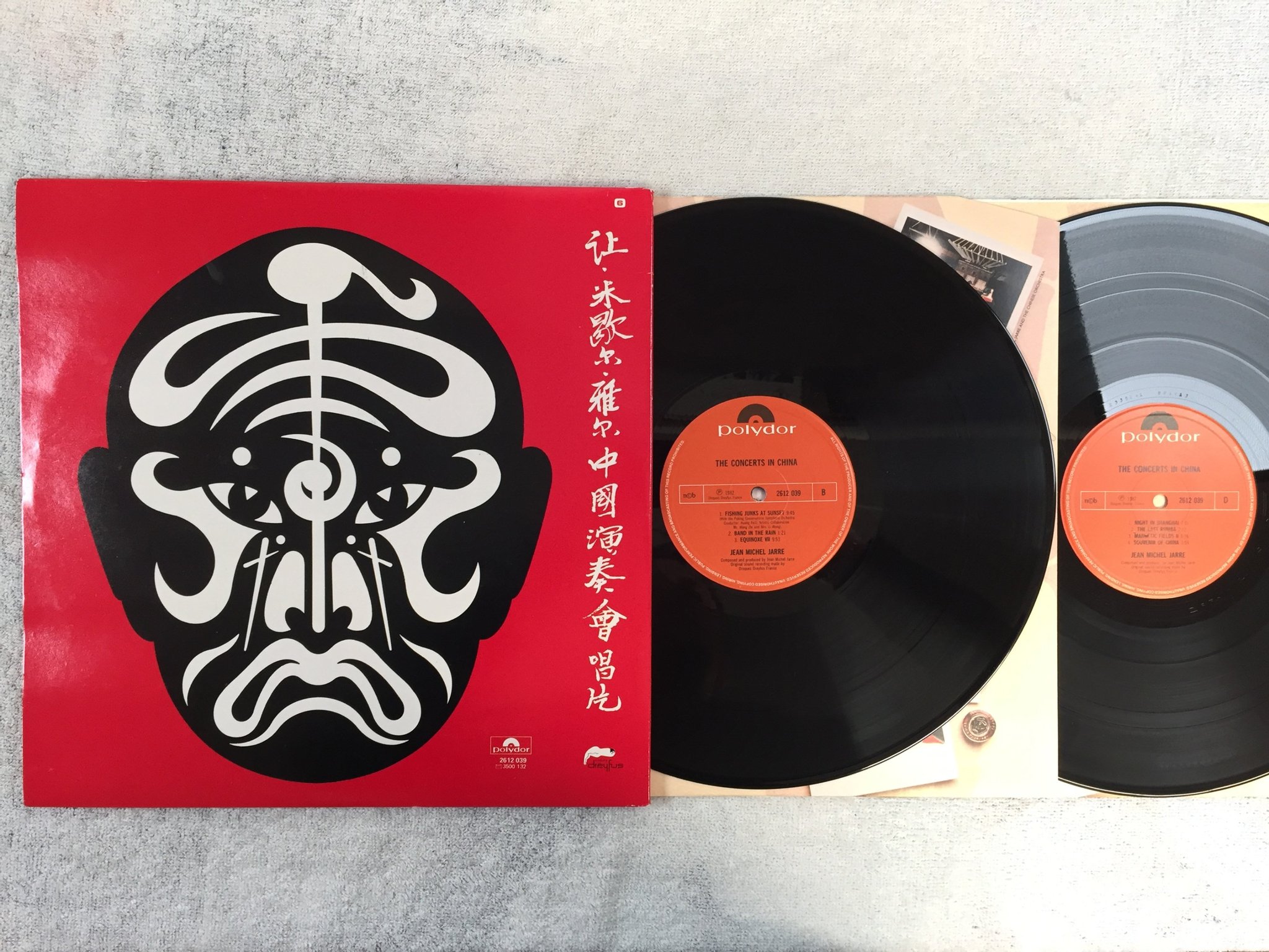 Omslagsbild för skivan JEAN-MICHEL JARRE the concerts in China 2xLP -82 UK POLYDOR 2612 039