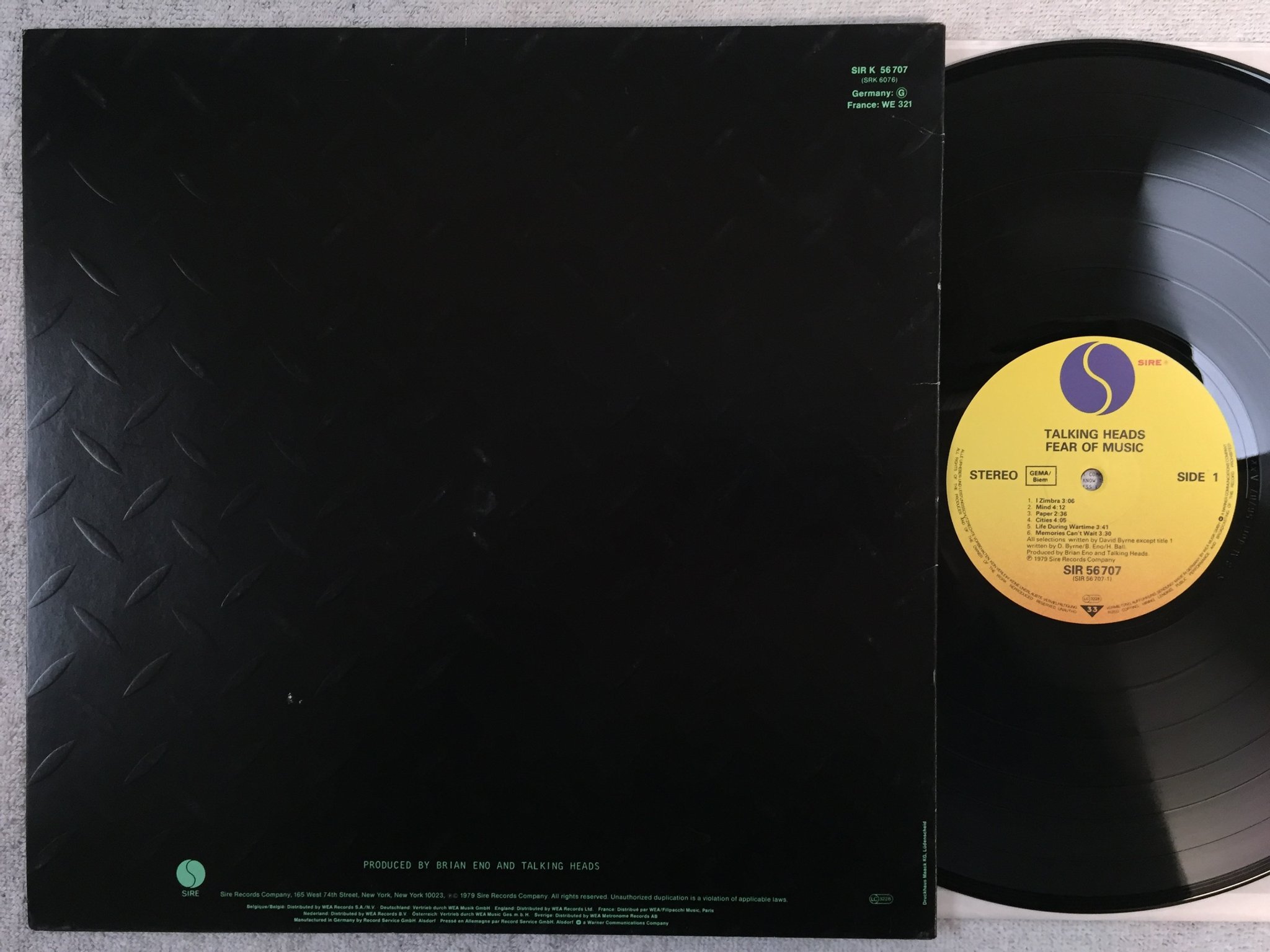 Omslagsbild för skivan TALKING HEADS fear of music LP -79 Ger SIRE SIR 56707