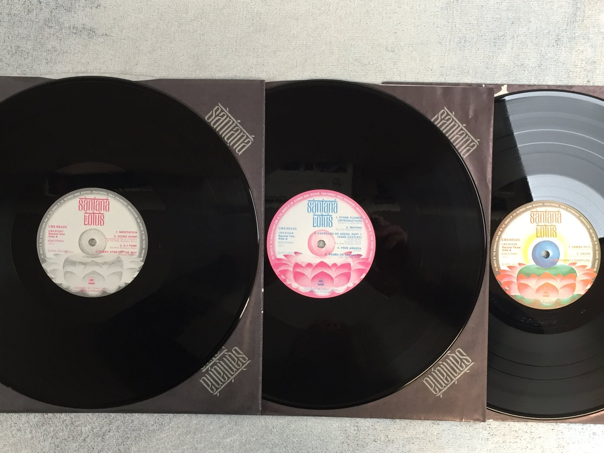 Omslagsbild för skivan SANTANA lotus 3xLP -75 Hol CBS 66325 fint ex