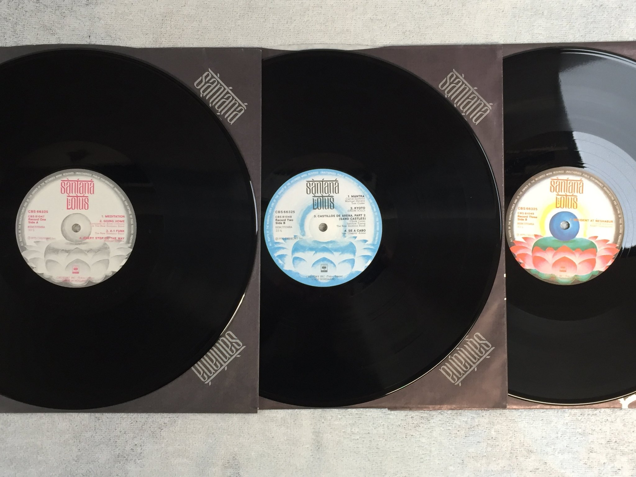 Omslagsbild för skivan SANTANA lotus 3xLP -75 Hol CBS 66325 fint ex
