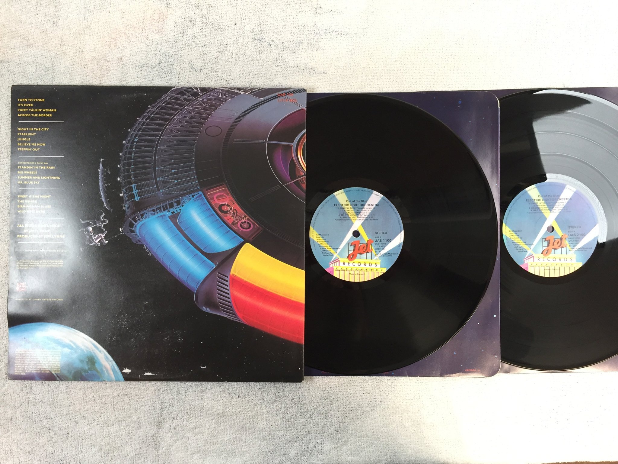 Omslagsbild för skivan ELO out of the blue 2xLP -77 UK JET UAS 2100 
