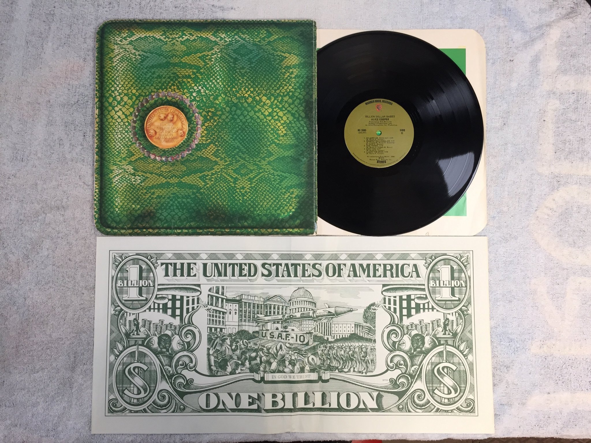 Omslagsbild för skivan ALICE COOPER billion dollar babies LP -73 US WARNER BROS BS 2685 complete