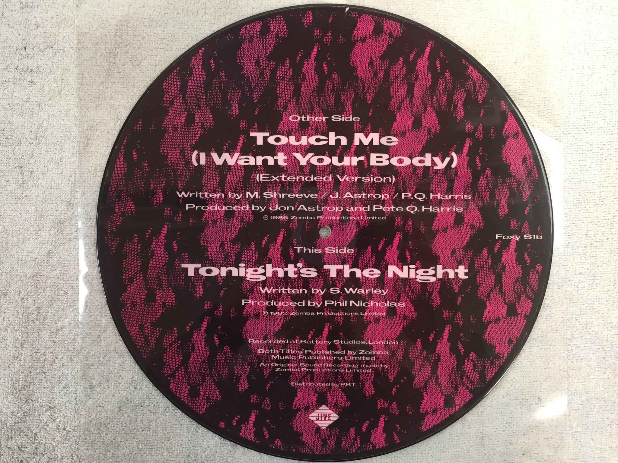 Omslagsbild för skivan SAMANTHA FOX touch me 12" picture disc  SIGNED BY ARTIST wow ! ! ! 