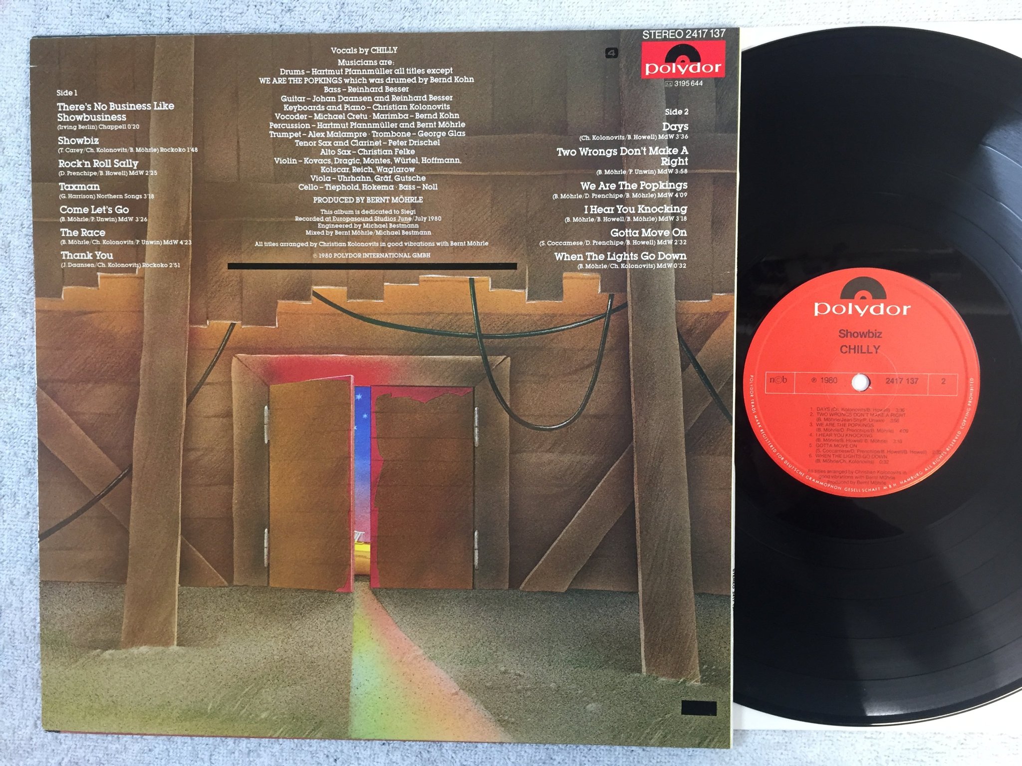 Omslagsbild för skivan CHILLY showbiz LP -80 ncb POLYDOR 2417137 