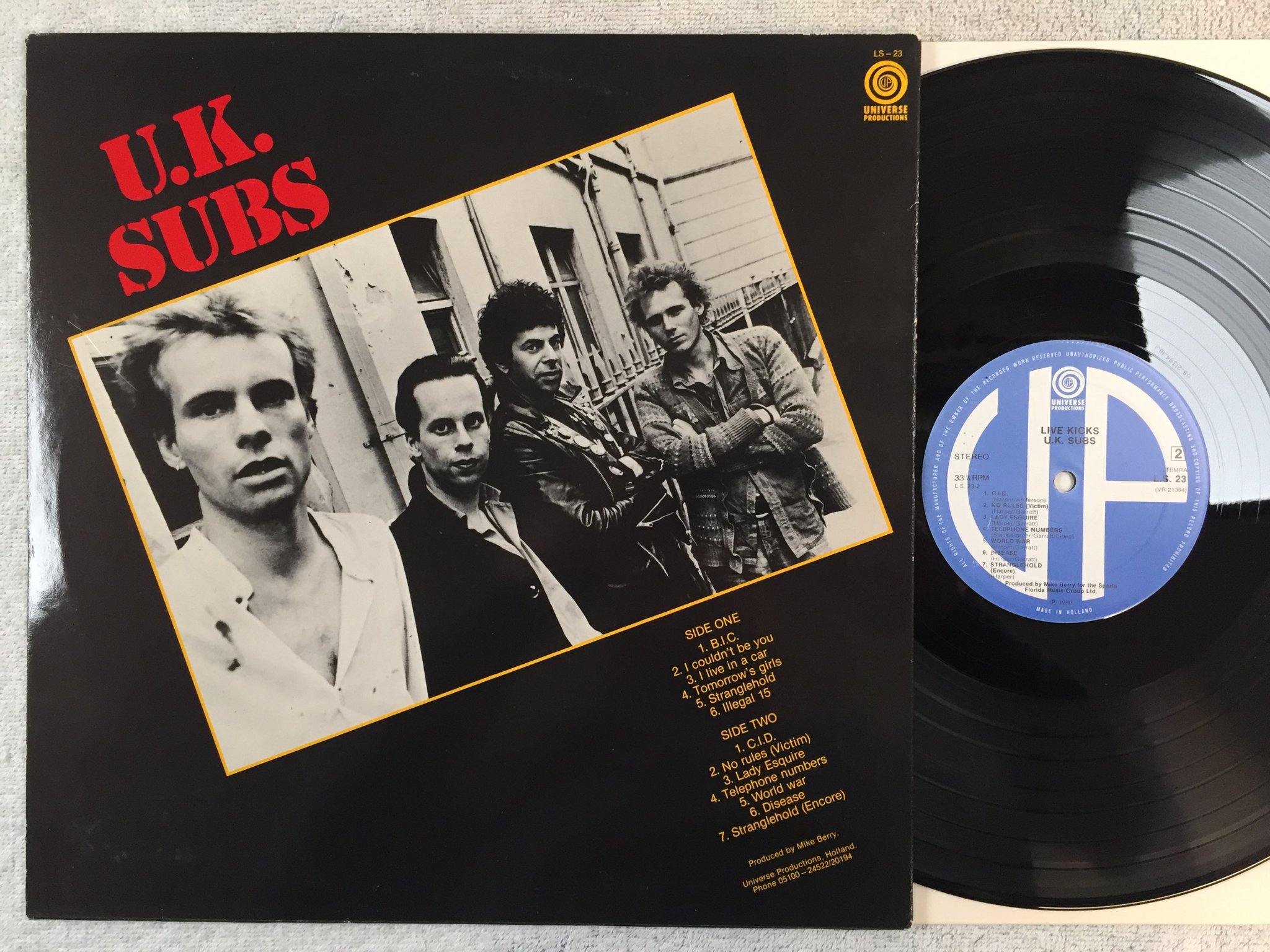 Omslagsbild för skivan UK SUBS live kicks LP -80 Hol UNIVERSE L.S. 23 