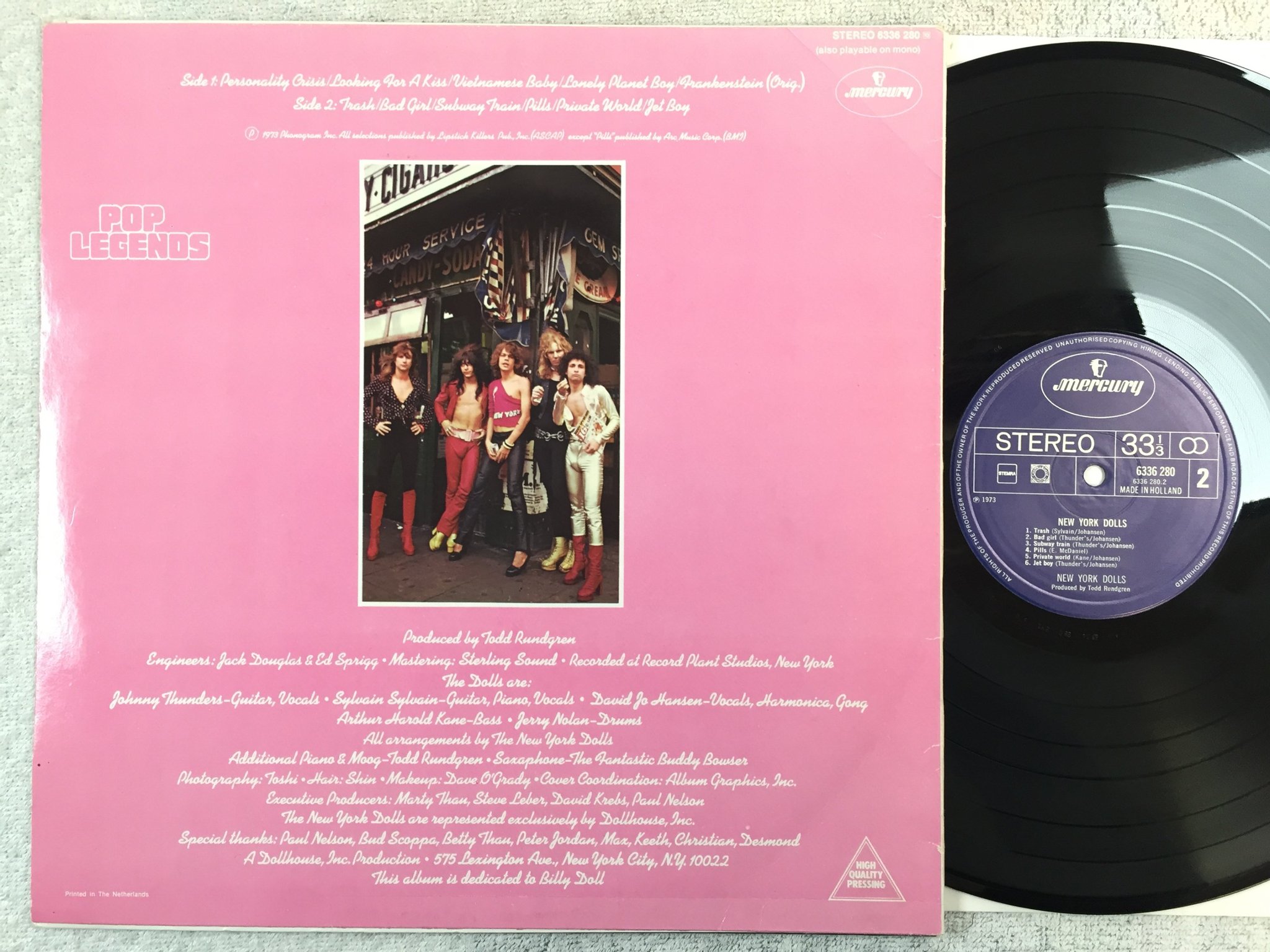 Omslagsbild för skivan NEW YORK DOLLS  s/t LP -73 Hol MERCURY 6338 270