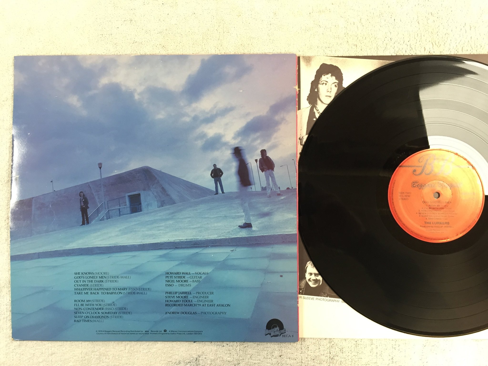 Omslagsbild för skivan THE LURKERS god's lonely men LP -79 UK BEGGARS BANQUET BEGA 8