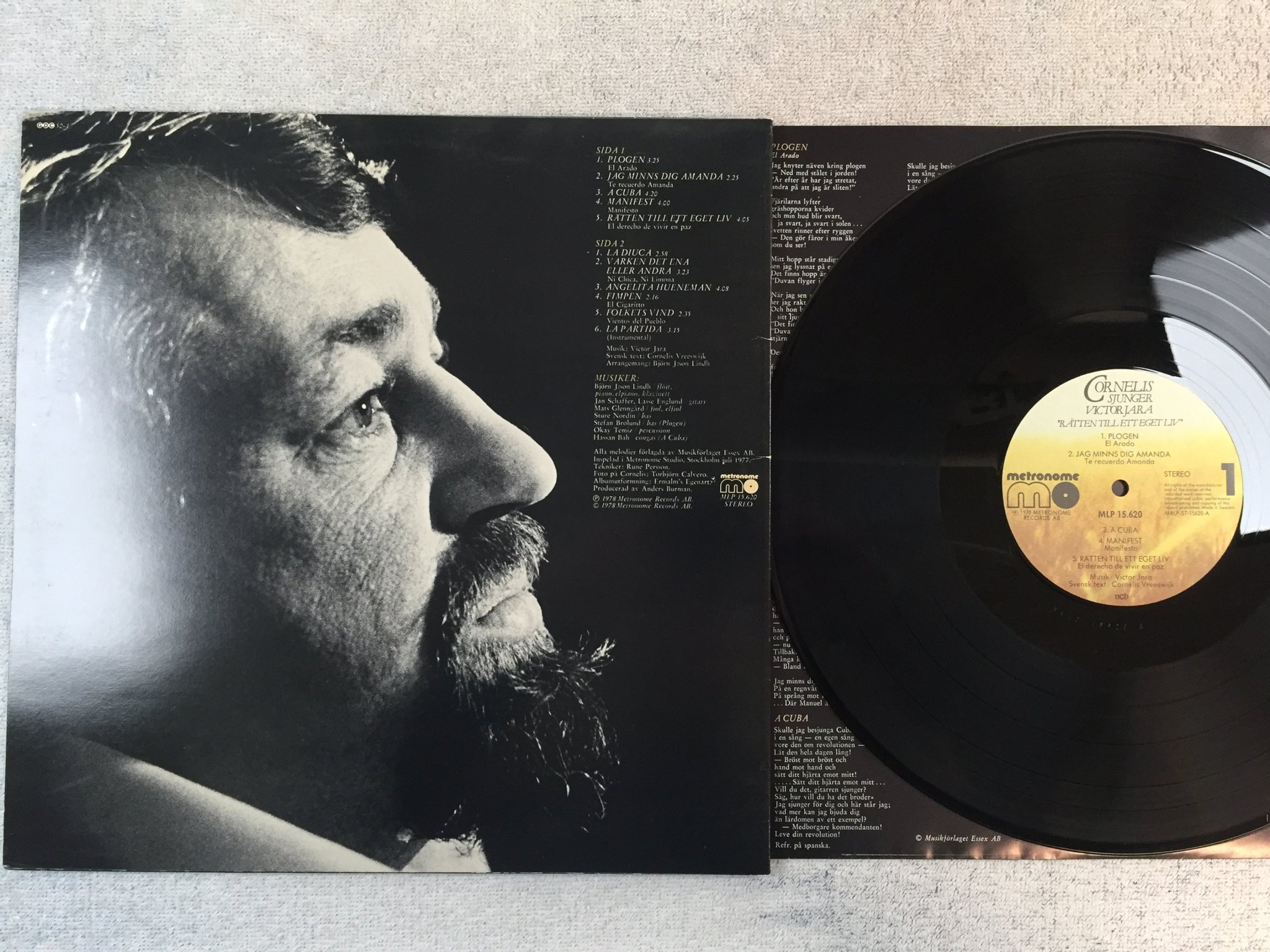 Omslagsbild för skivan CORNELIS VREESWIJK sjunger Victor Jara LP -78 Swe METRONOME MLP 15620