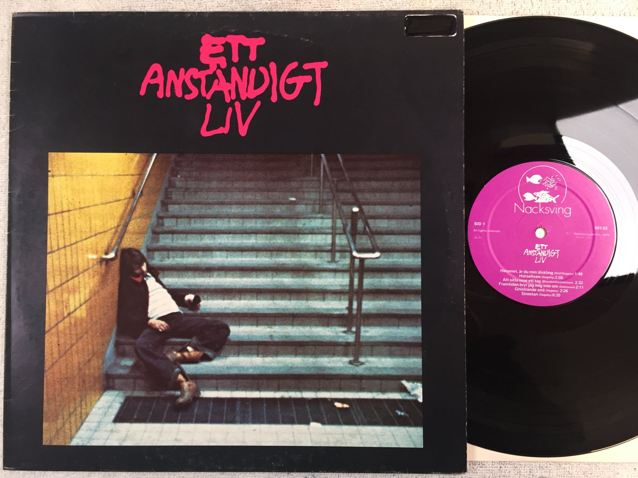 Omslagsbild för skivan musiken ur filmen ETT ANSTÄNDIGT LIV LP -79 Swe NACKSVING 031-23