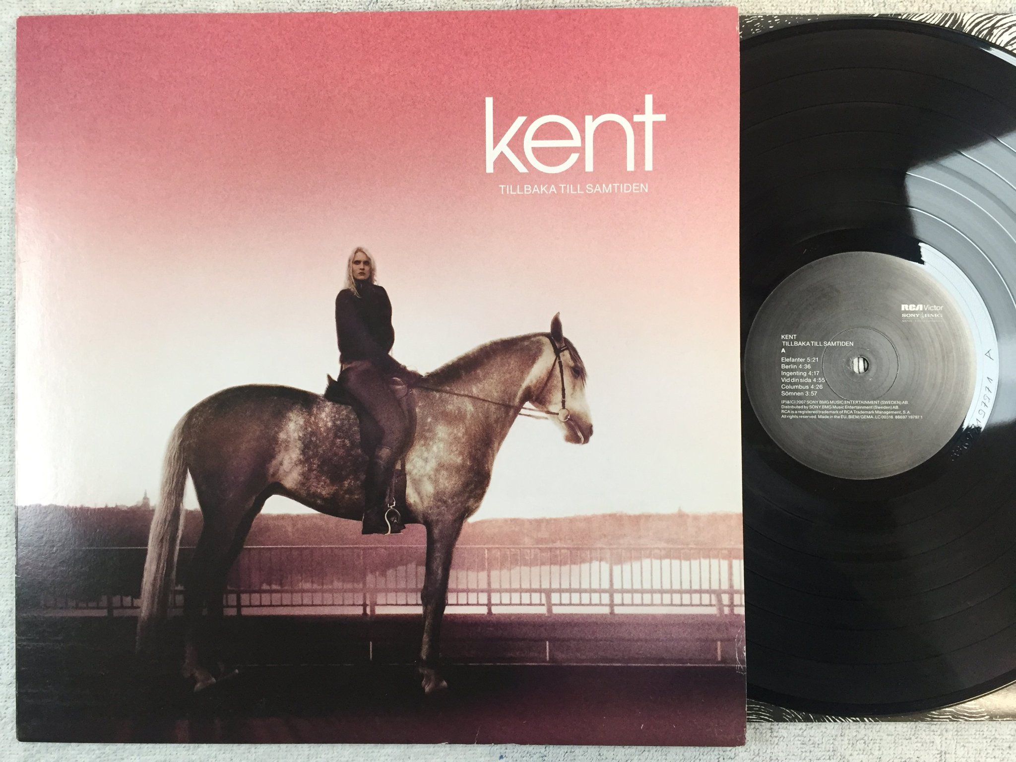 Omslagsbild för skivan KENT tillbaka till samtiden LP 2007 Swe RCA 88697197971 very rare!!