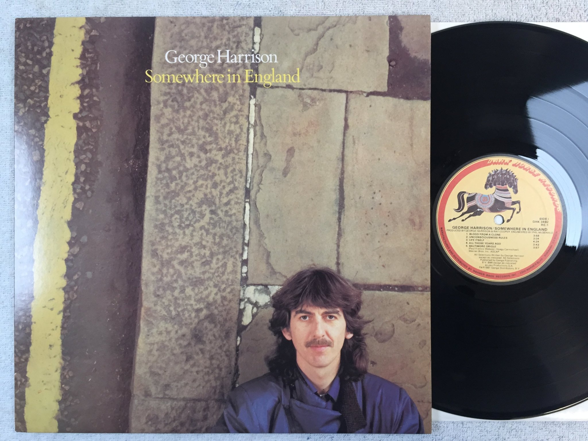 Omslagsbild för skivan GEORGE HARRISON somewhere in England LP -81 US DARK HORSE DHK 3492