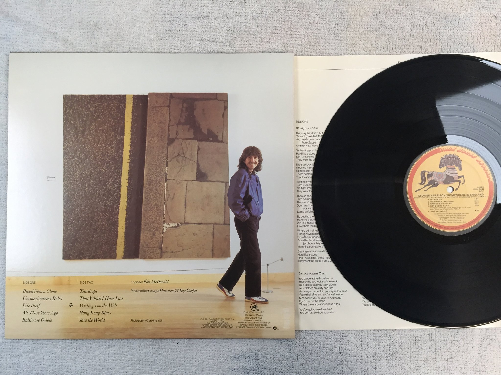 Omslagsbild för skivan GEORGE HARRISON somewhere in England LP -81 US DARK HORSE DHK 3492